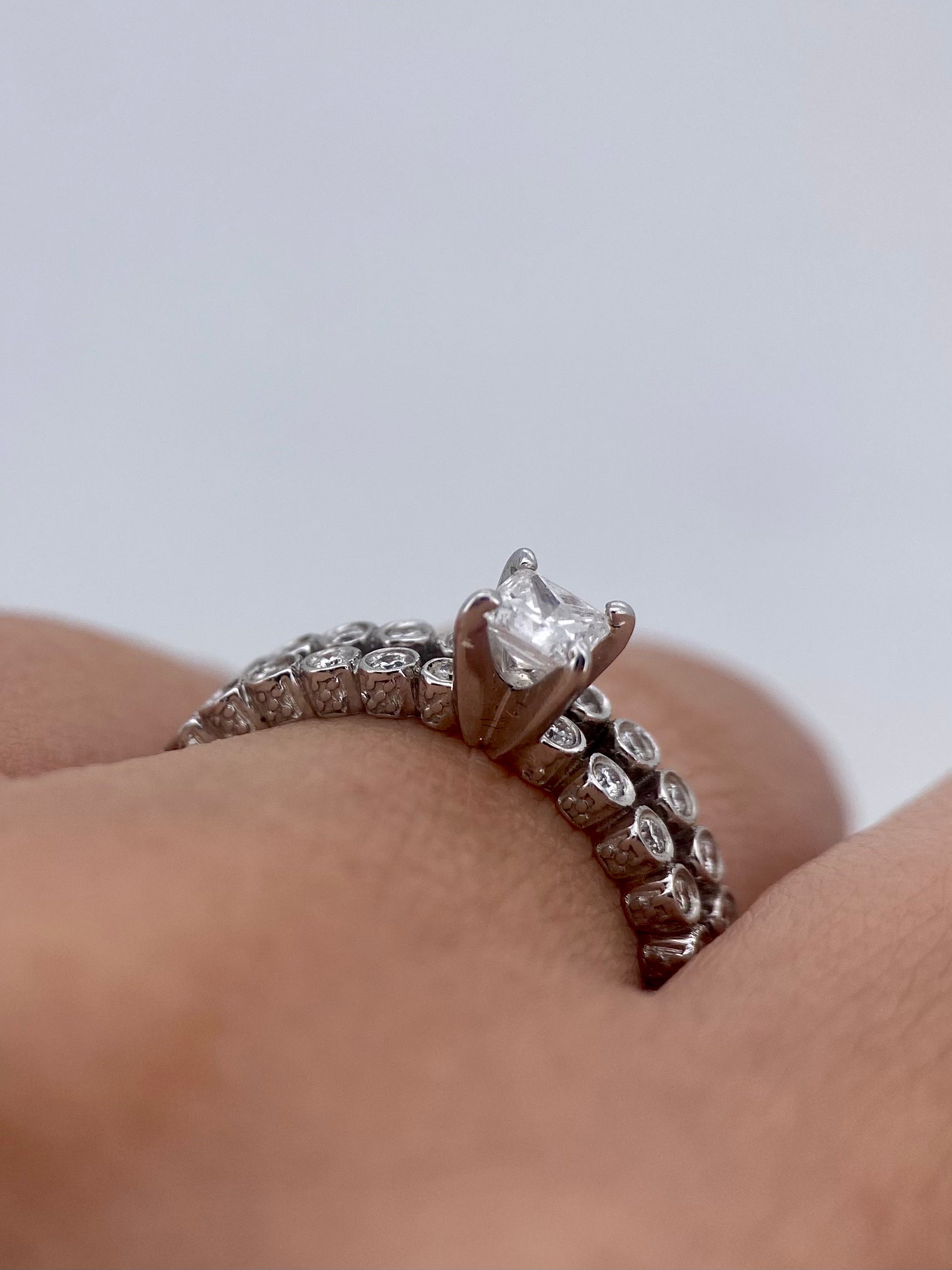 Oro Blanco 14k Princess con Alianza 0.32ct + 0.29ct de Diamantes Naturales                            Anillo Compromiso OF1719