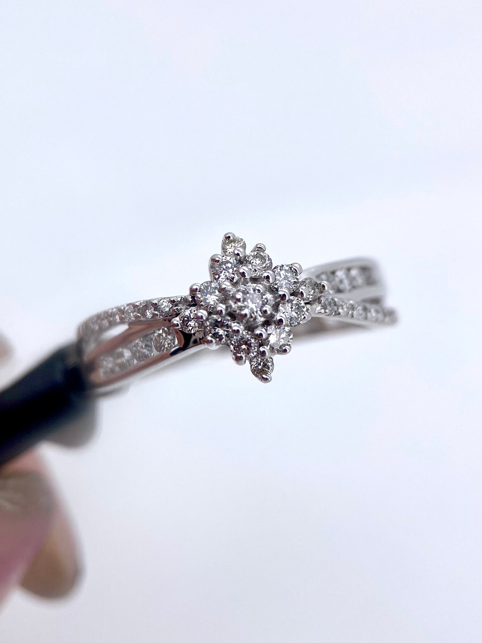 Oro Blanco 14k Redondo 0.32 con laterales de Diamantes Naturales                            Anillo Compromiso OF1726