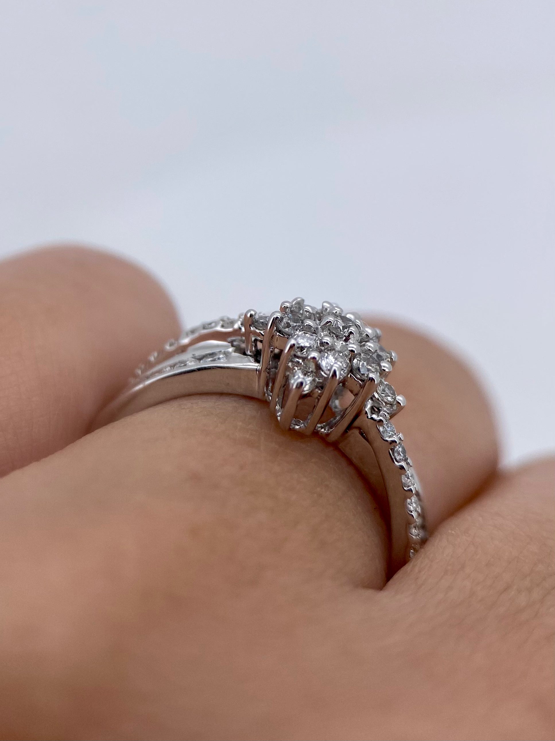 Oro Blanco 14k Redondo 0.32 con laterales de Diamantes Naturales                            Anillo Compromiso OF1726