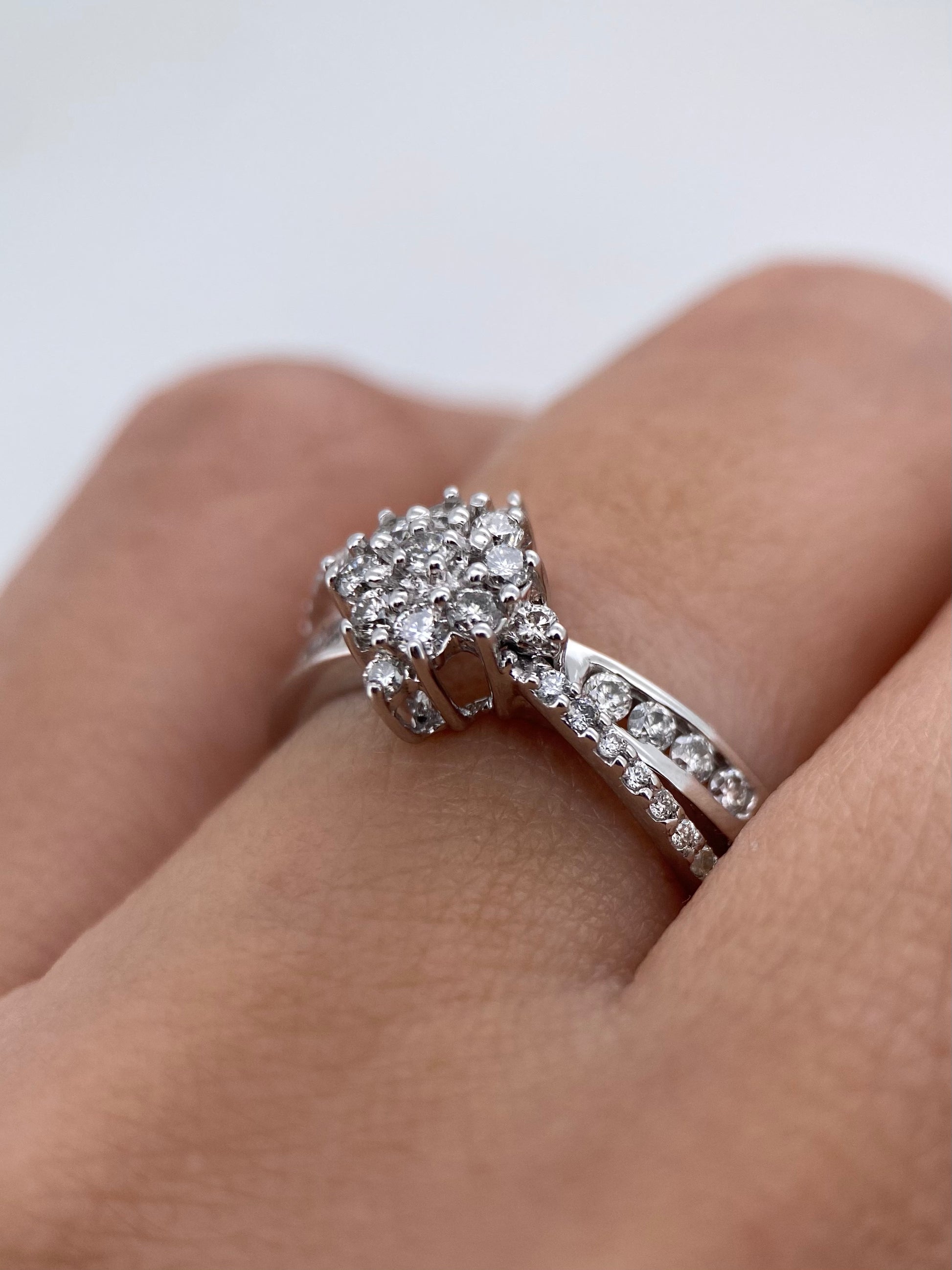 Oro Blanco 14k Redondo 0.32 con laterales de Diamantes Naturales                            Anillo Compromiso OF1726