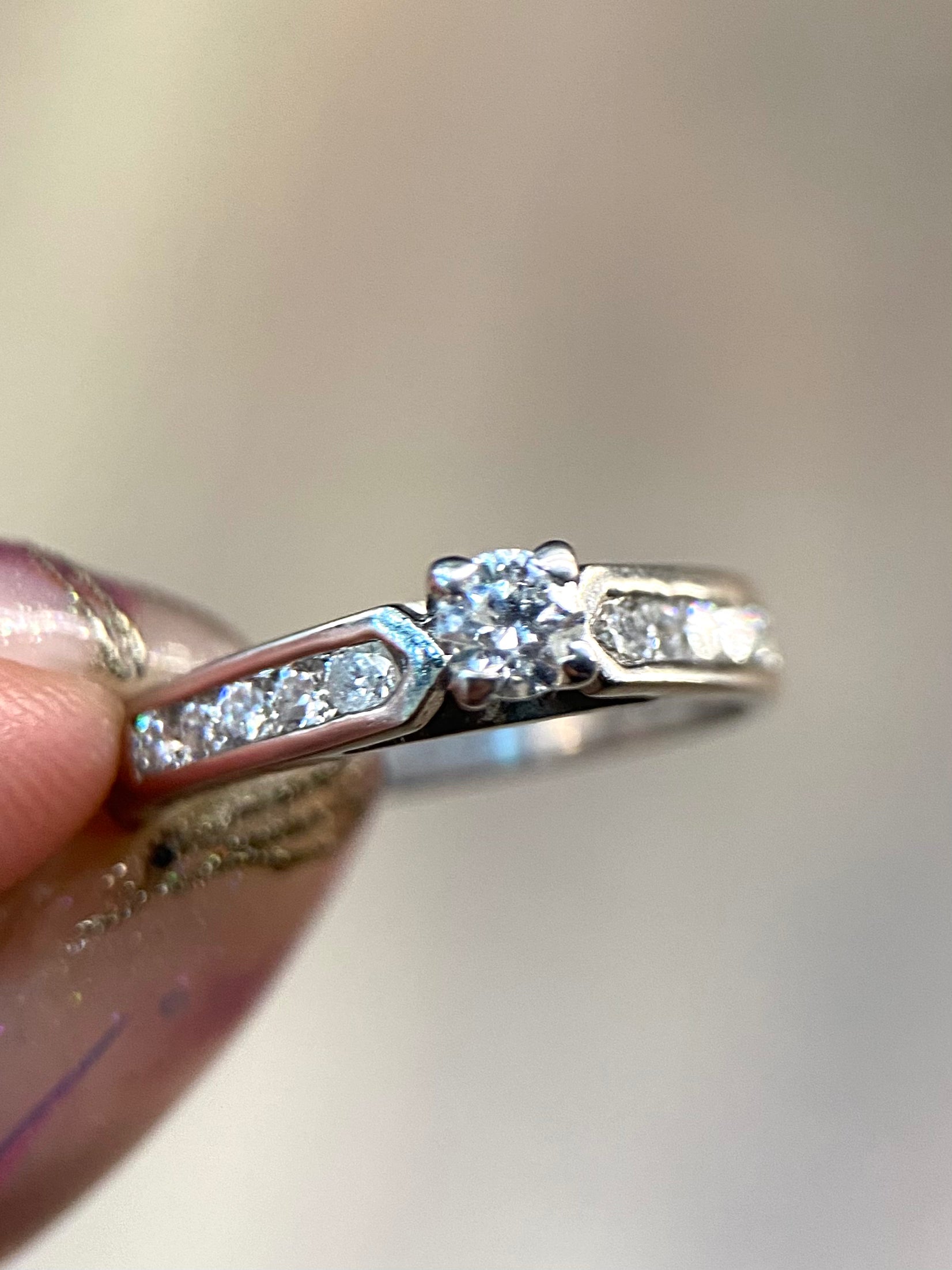 Oro Blanco 14k Redondo 0.20ct Central + 0.12 Laterales                               Anillo Compromiso OF1552