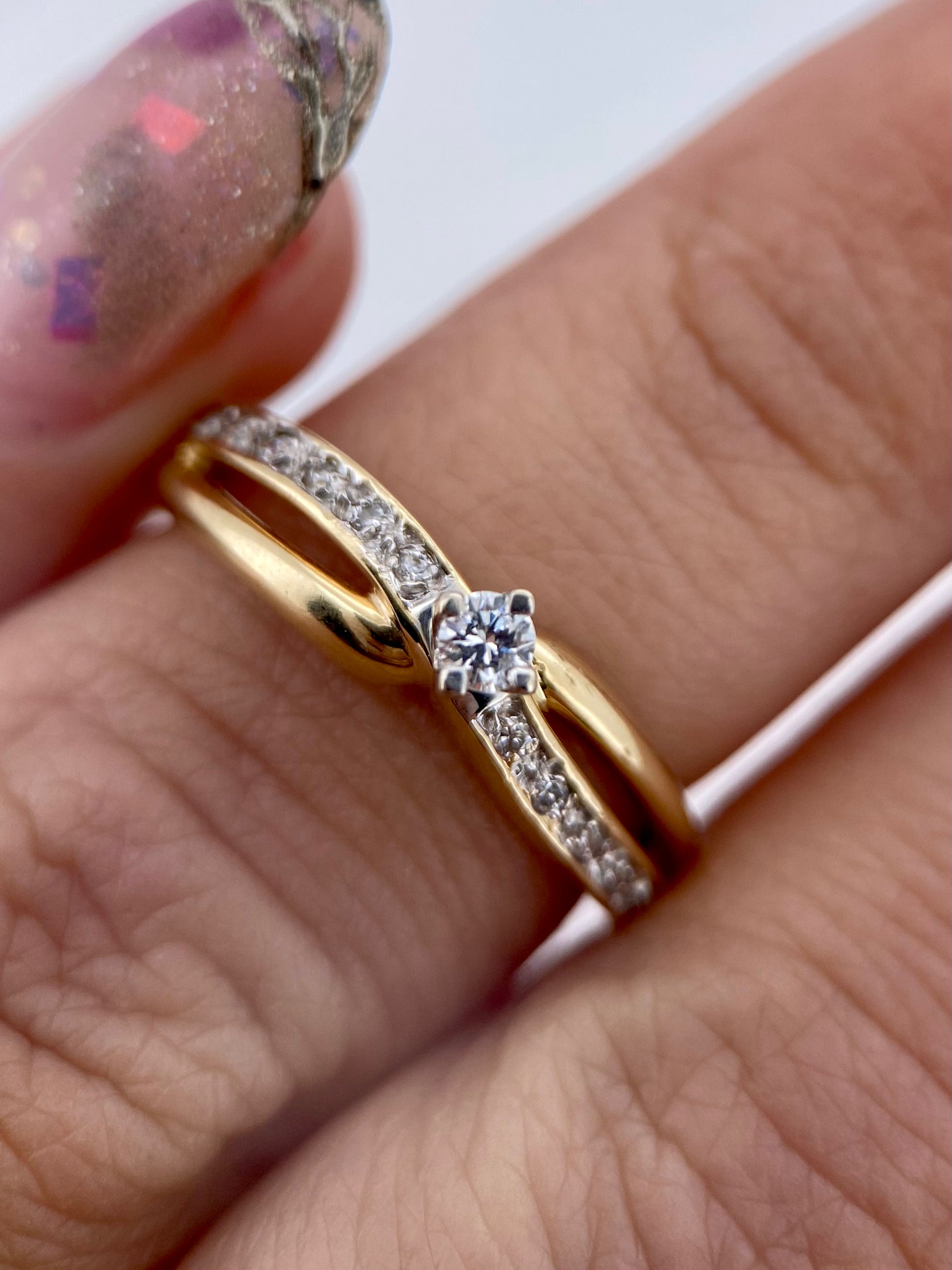 Oro Amarillo 14k Redondo 0.08ct + 0.07 de Diamante Natural                              Anillo Compromiso OF2266