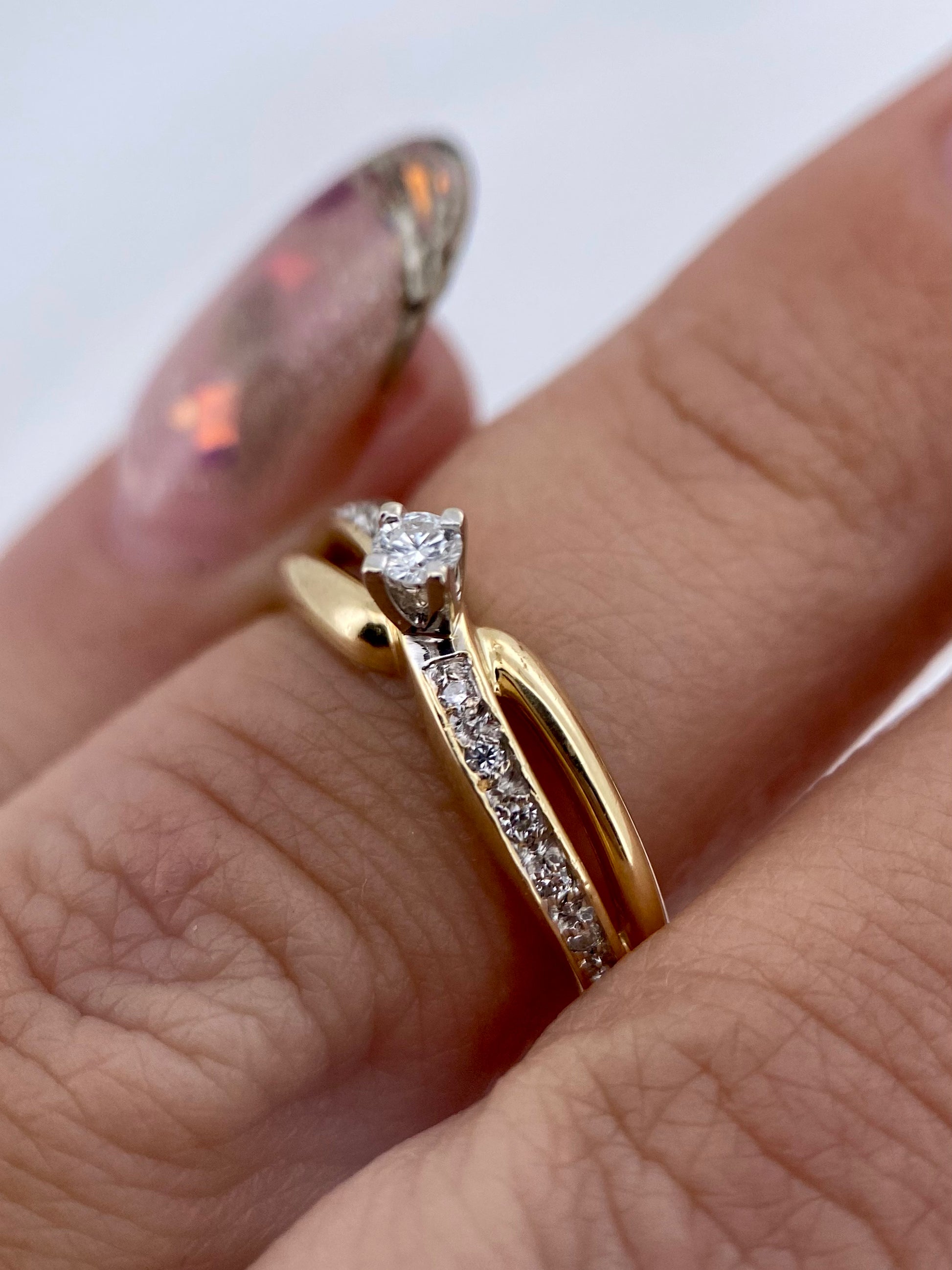 Oro Amarillo 14k Redondo 0.08ct + 0.07 de Diamante Natural                              Anillo Compromiso OF2266