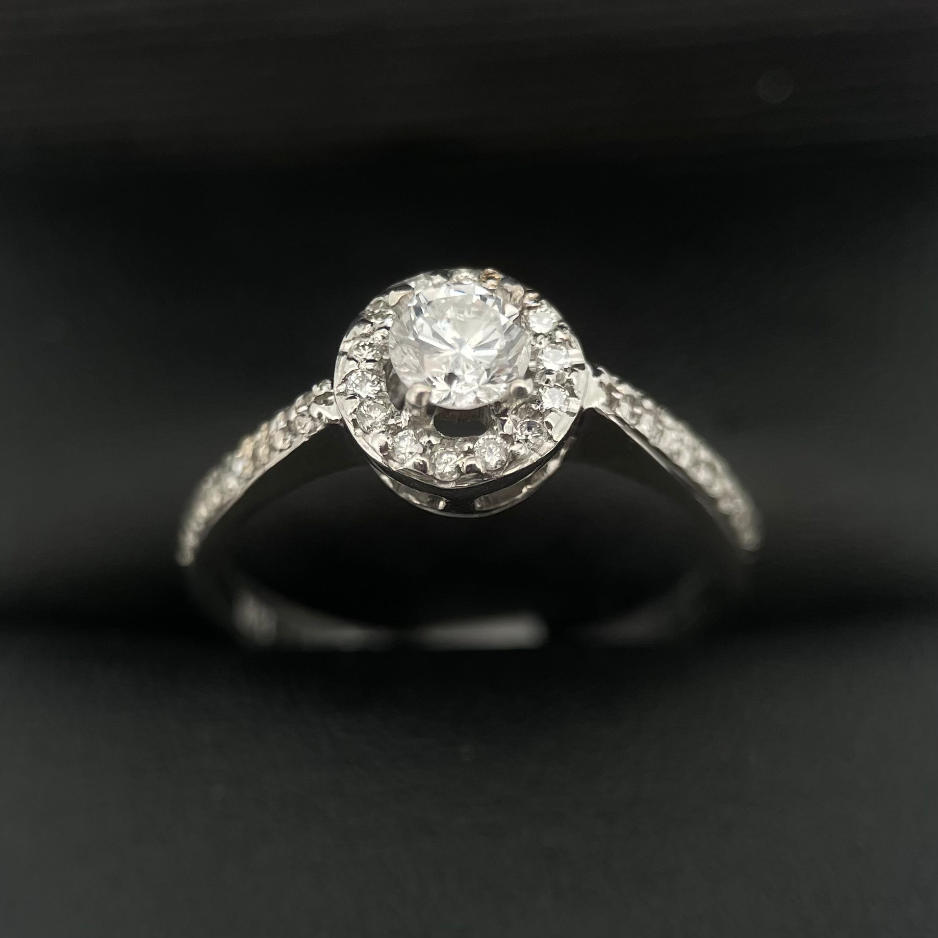 Oro Blanco 14k Redondo 0.31ct Central + 0.16 Laterales                               Anillo Compromiso OF1358