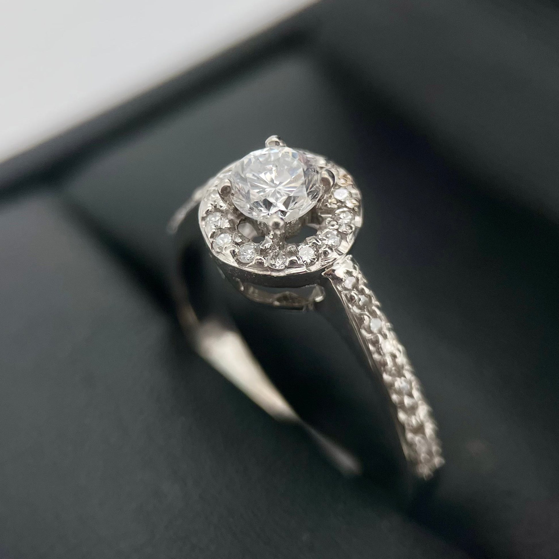 Oro Blanco 14k Redondo 0.31ct Central + 0.16 Laterales                               Anillo Compromiso OF1358