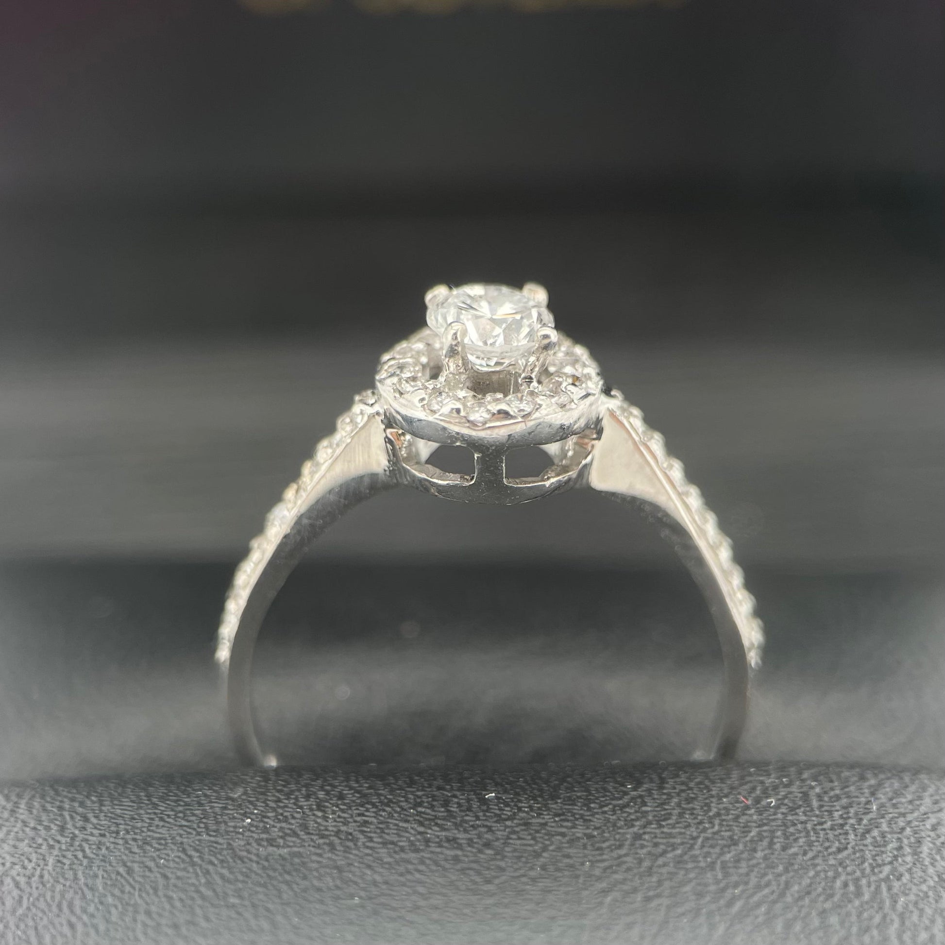 Oro Blanco 14k Redondo 0.31ct Central + 0.16 Laterales                               Anillo Compromiso OF1358