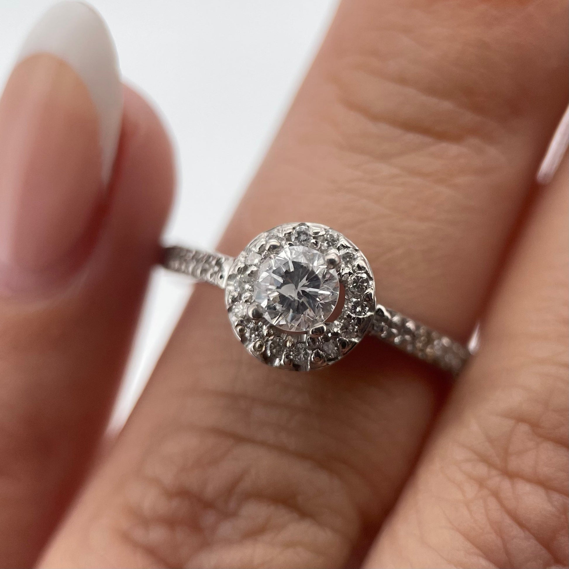 Oro Blanco 14k Redondo 0.31ct Central + 0.16 Laterales                               Anillo Compromiso OF1358