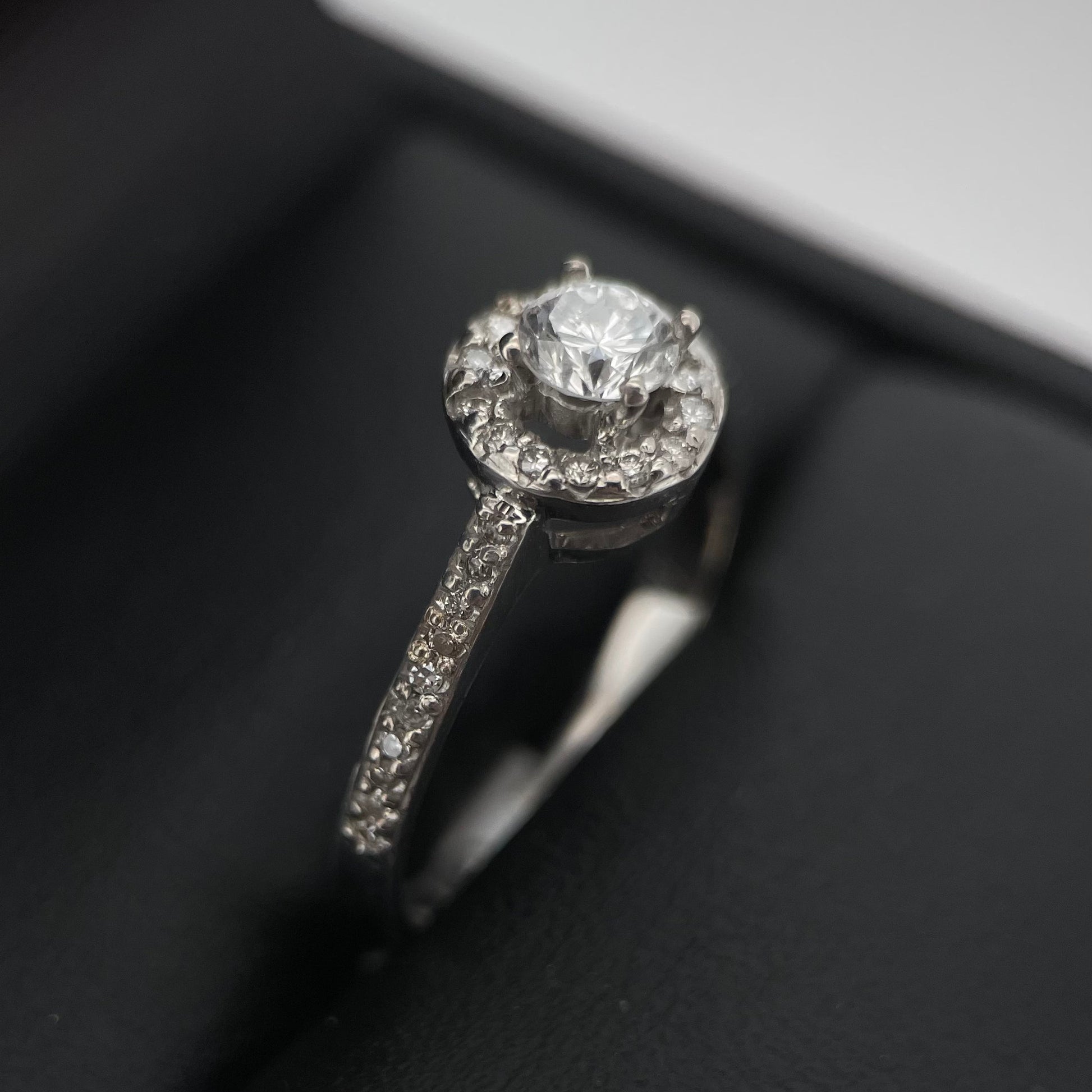 Oro Blanco 14k Redondo 0.31ct Central + 0.16 Laterales                               Anillo Compromiso OF1358