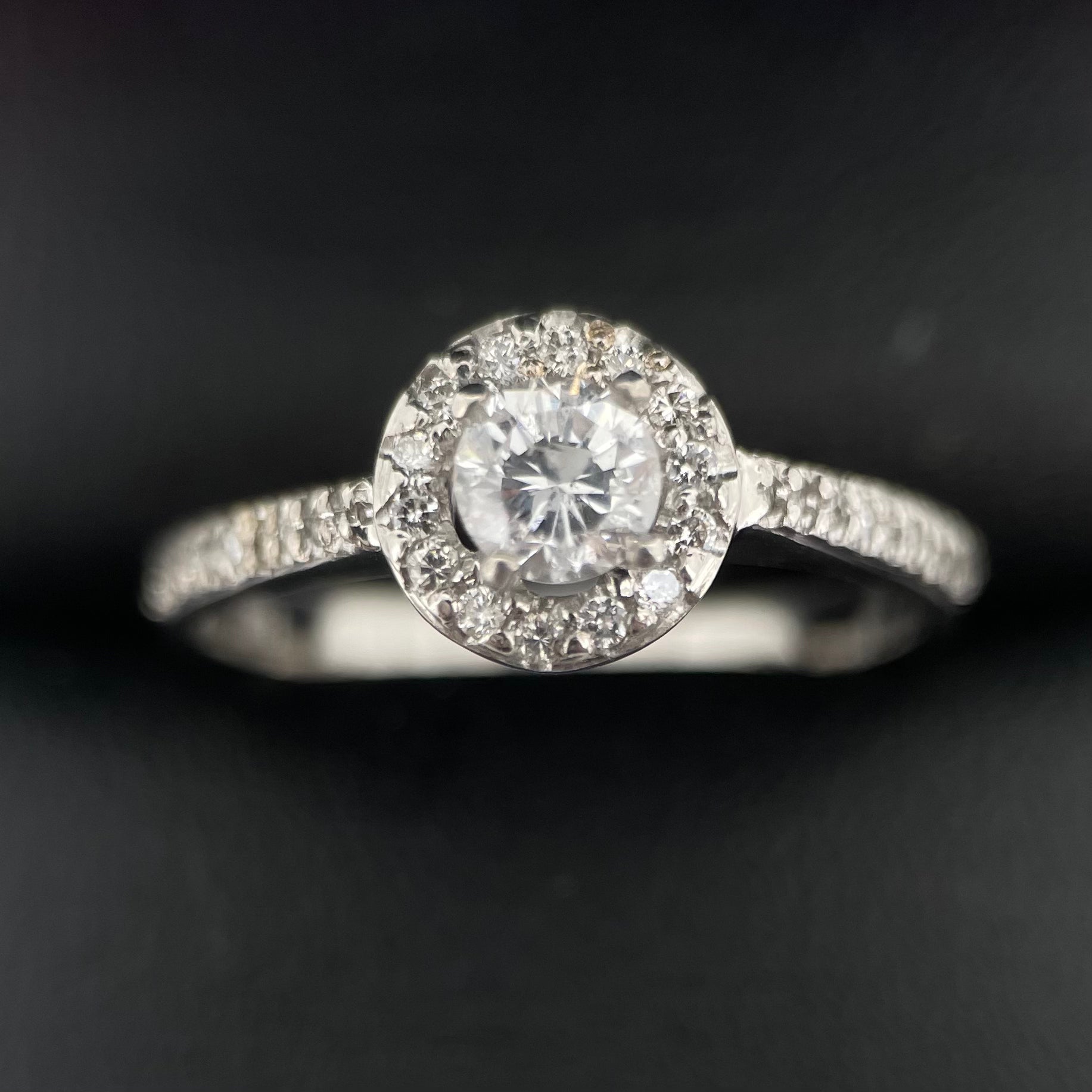 Oro Blanco 14k Redondo 0.31ct Central + 0.16 Laterales                               Anillo Compromiso OF1358