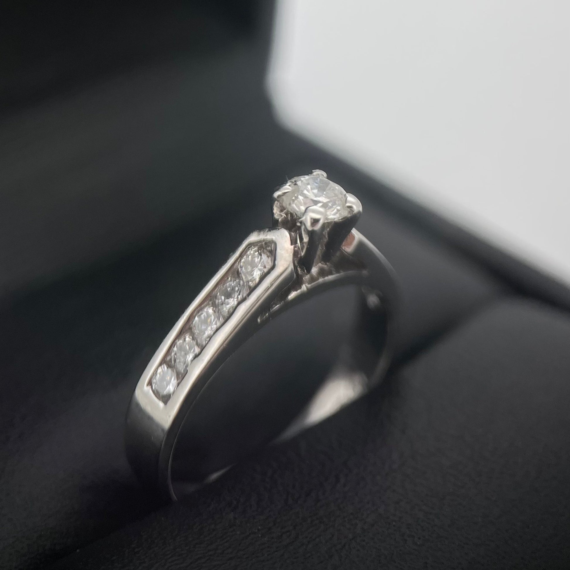 Oro Blanco 14k Redondo 0.20ct Central + 0.12 Laterales                               Anillo Compromiso OF1552