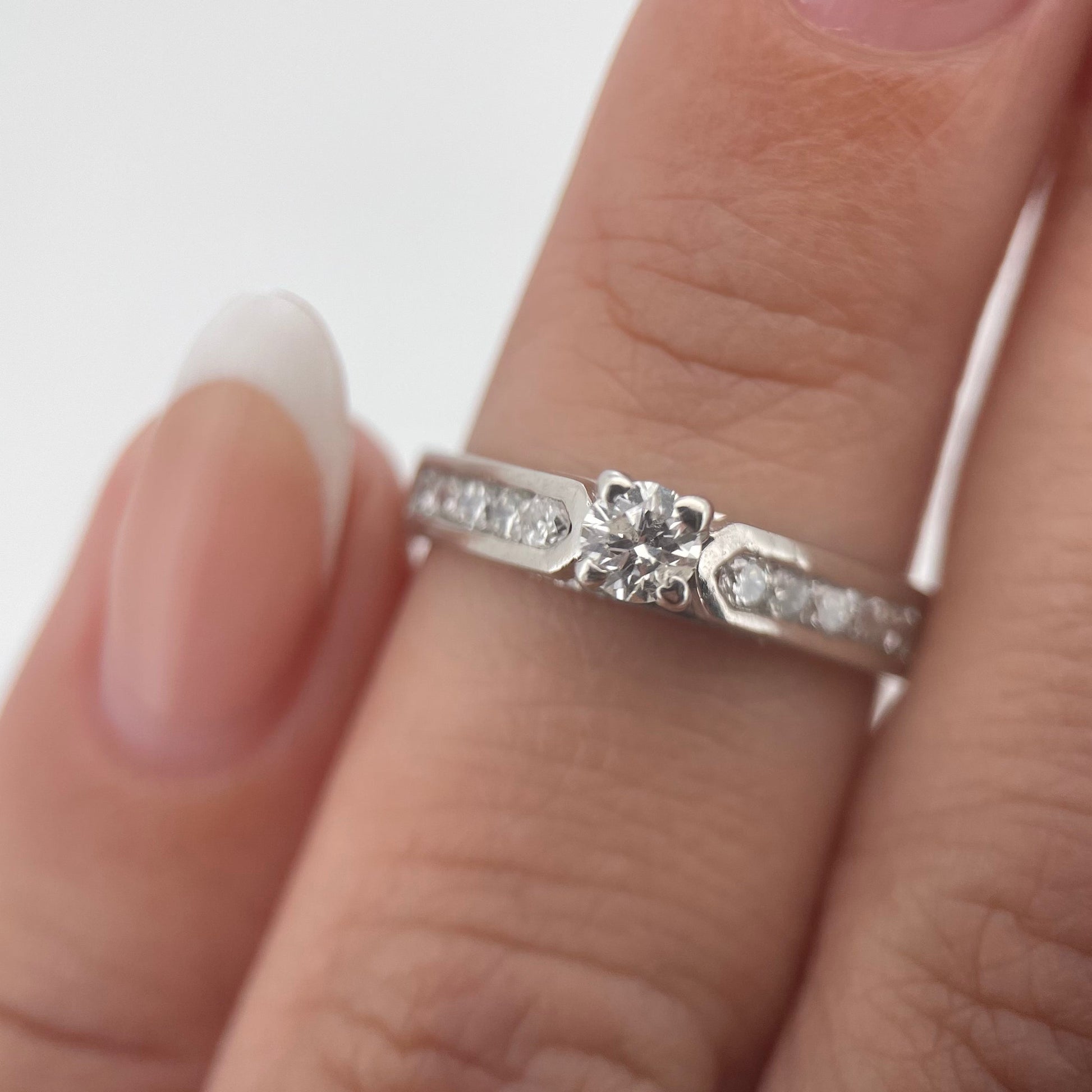 Oro Blanco 14k Redondo 0.20ct Central + 0.12 Laterales                               Anillo Compromiso OF1552