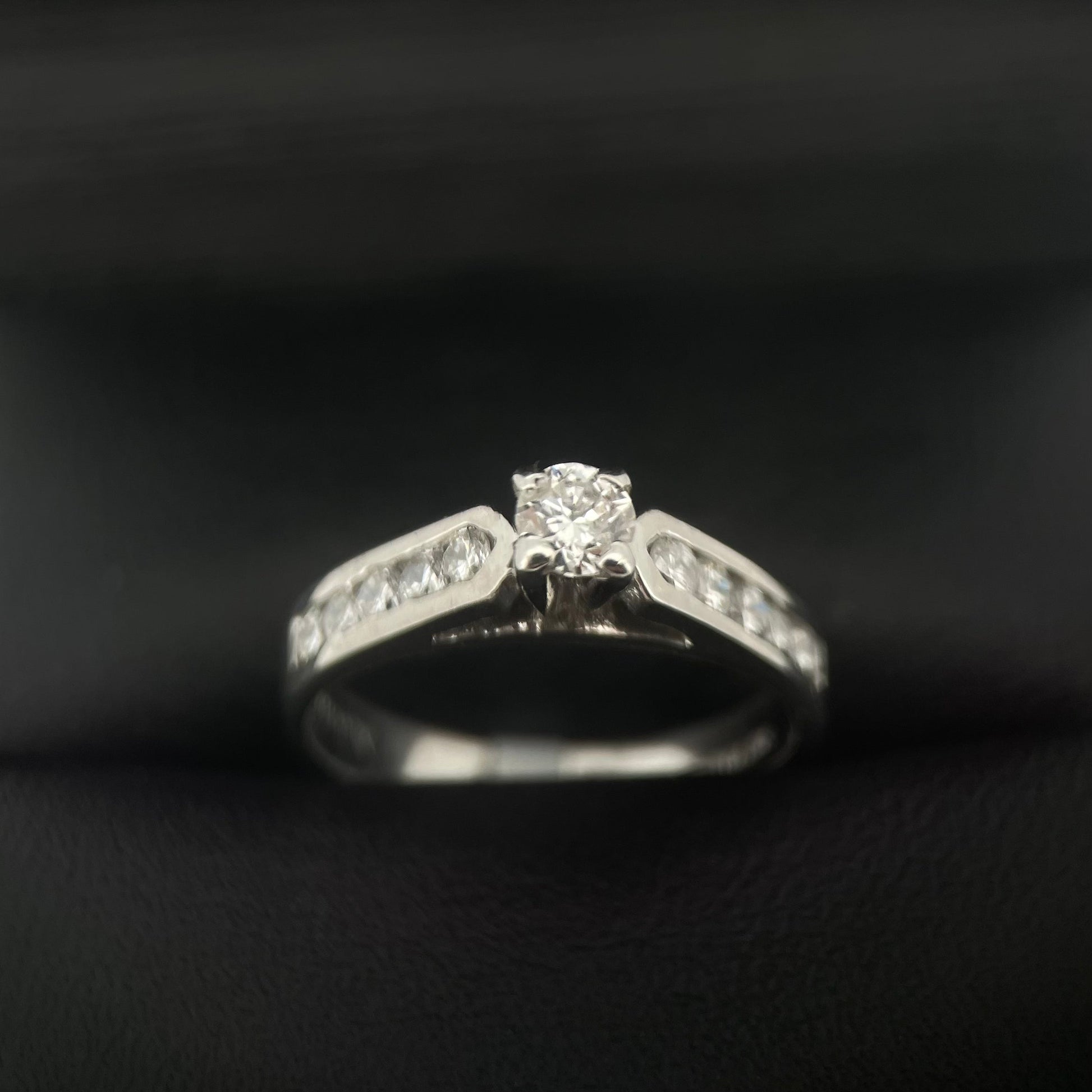 Oro Blanco 14k Redondo 0.20ct Central + 0.12 Laterales                               Anillo Compromiso OF1552