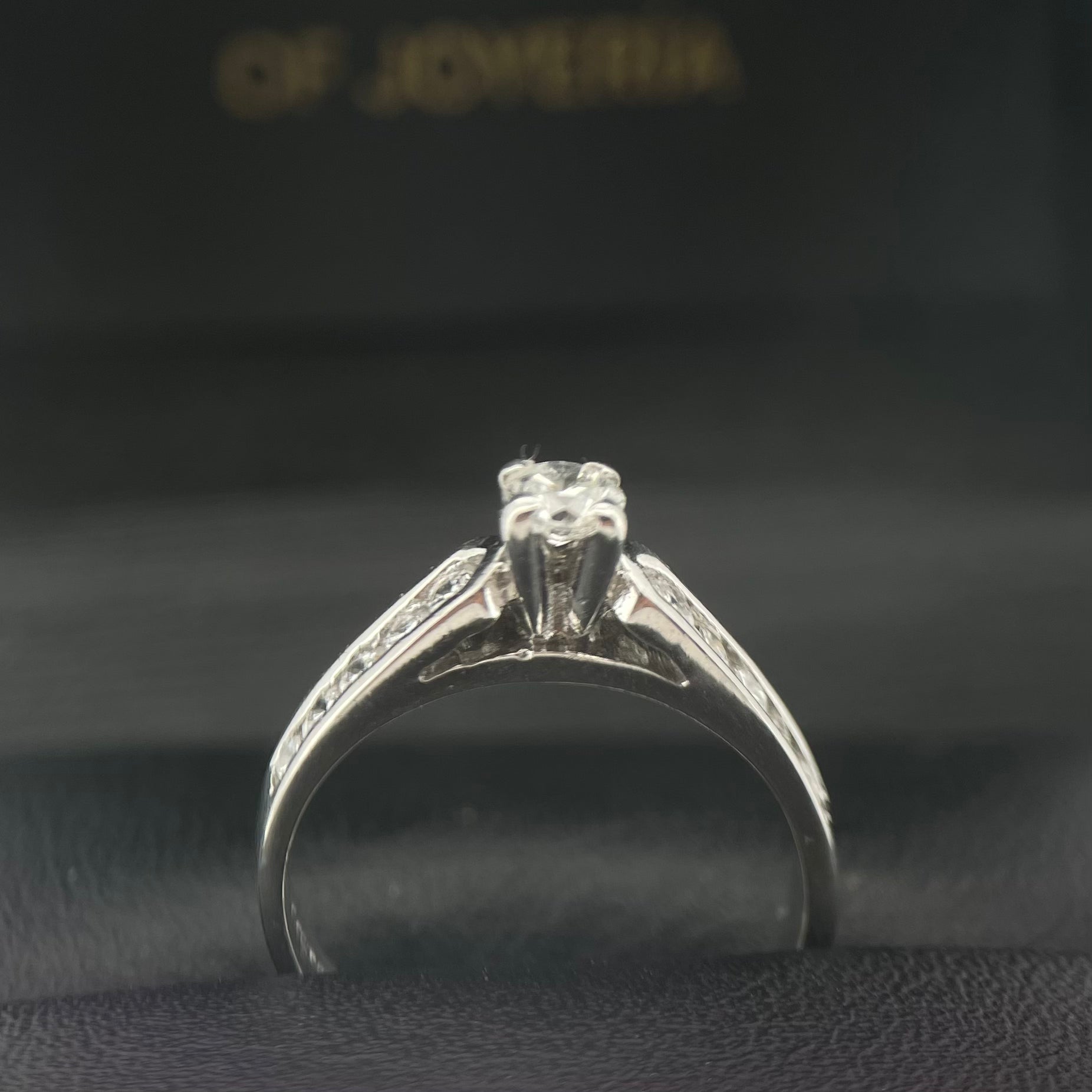 Oro Blanco 14k Redondo 0.20ct Central + 0.12 Laterales                               Anillo Compromiso OF1552