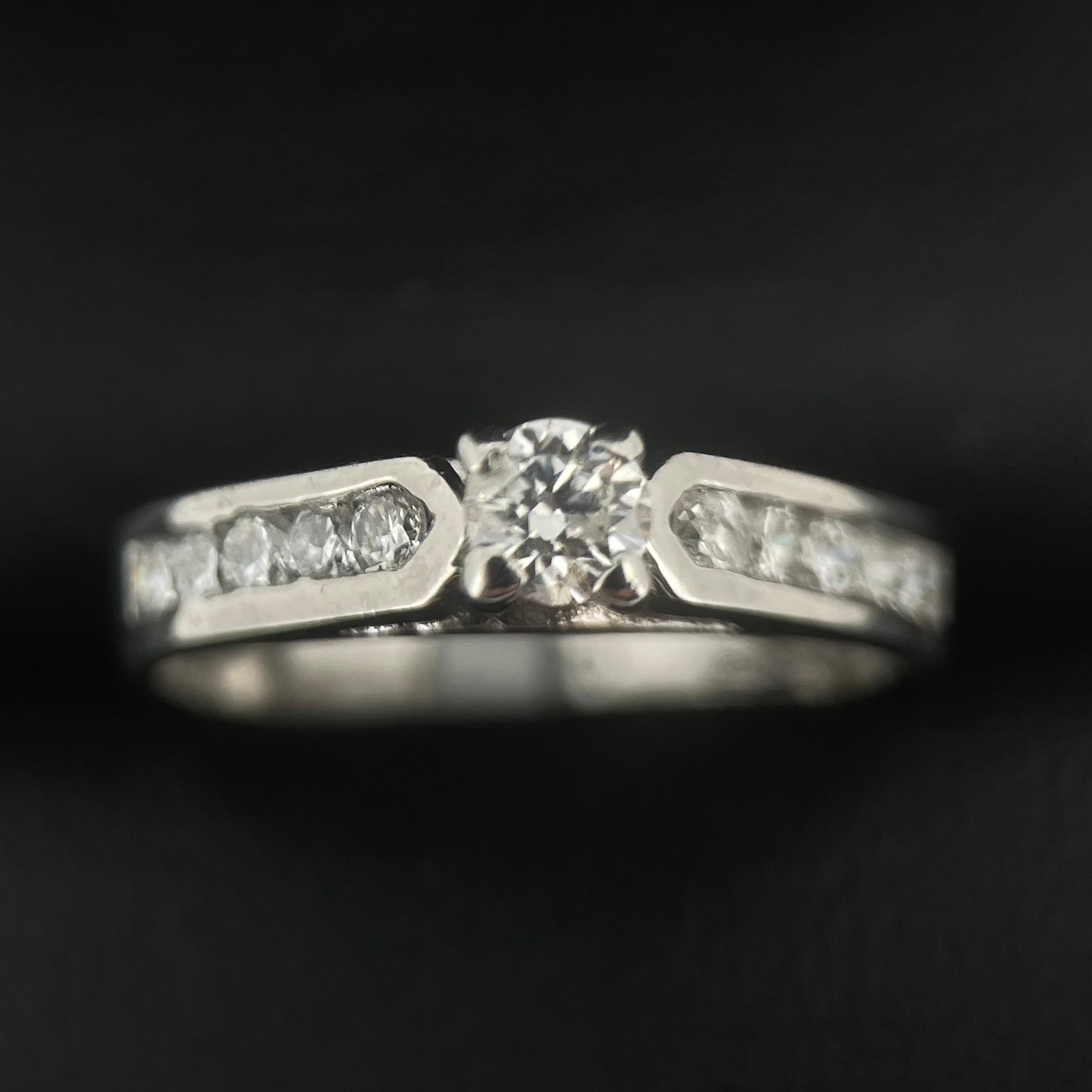 Oro Blanco 14k Redondo 0.20ct Central + 0.12 Laterales                               Anillo Compromiso OF1552