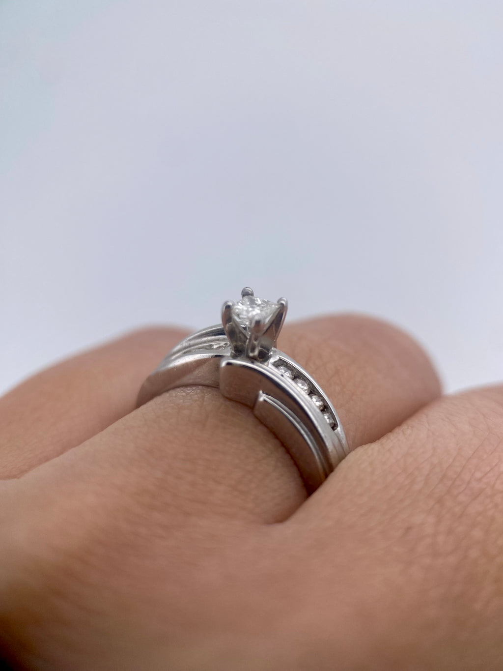 Oro Blanco 14k Princess 0.11ct Central + 0.14 Laterales de Diamantes Naturales                            Anillo Compromiso OF1670