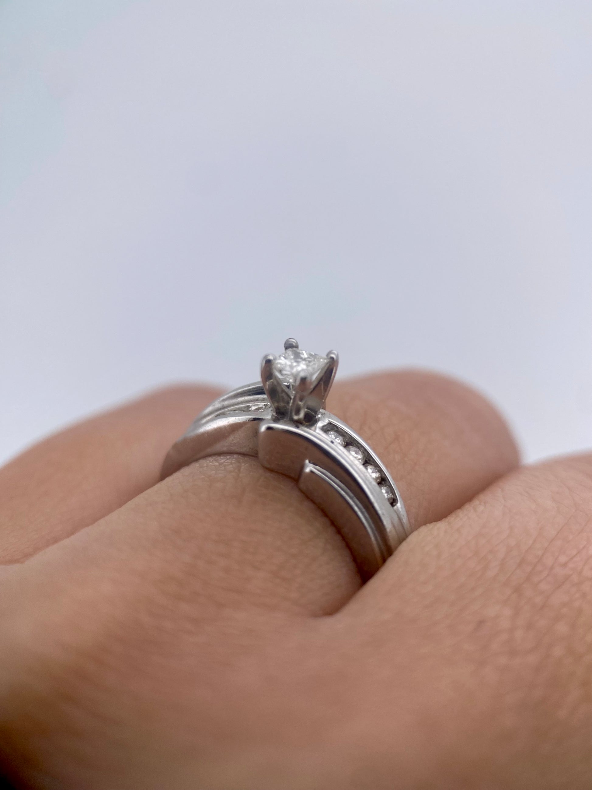 Oro Blanco 14k Princess 0.11ct Central + 0.14 Laterales de Diamantes Naturales                            Anillo Compromiso OF1670