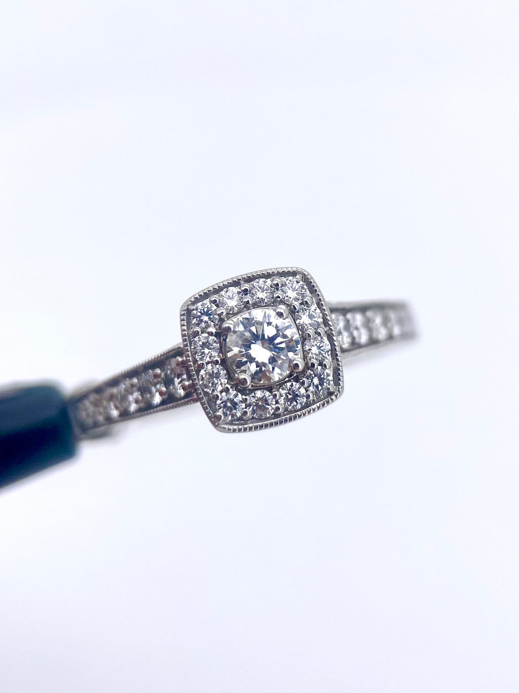 Oro Blanco 14k Princess 0.25ct Central + 0.25 Laterales de Diamantes Naturales                            Anillo Compromiso OF1593