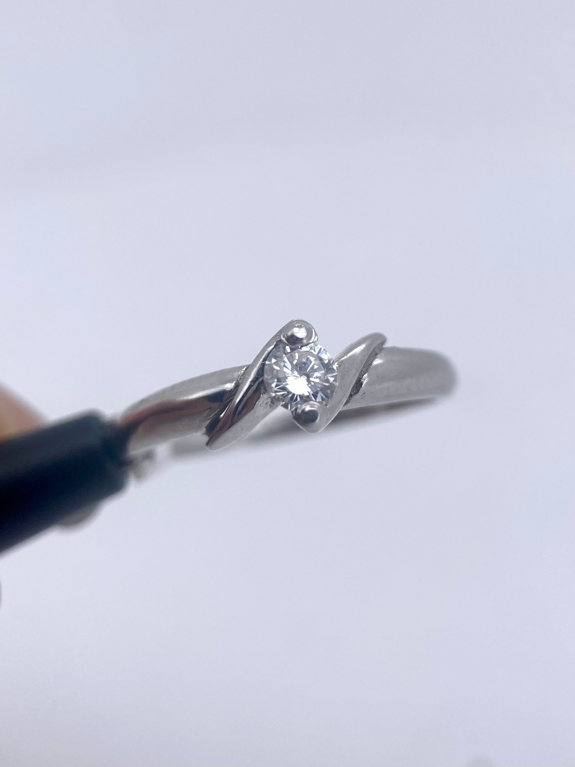 Oro Blanco 14k Redondo 0.16ct de Diamante Natural.                                                  Anillo Compromiso OF2118