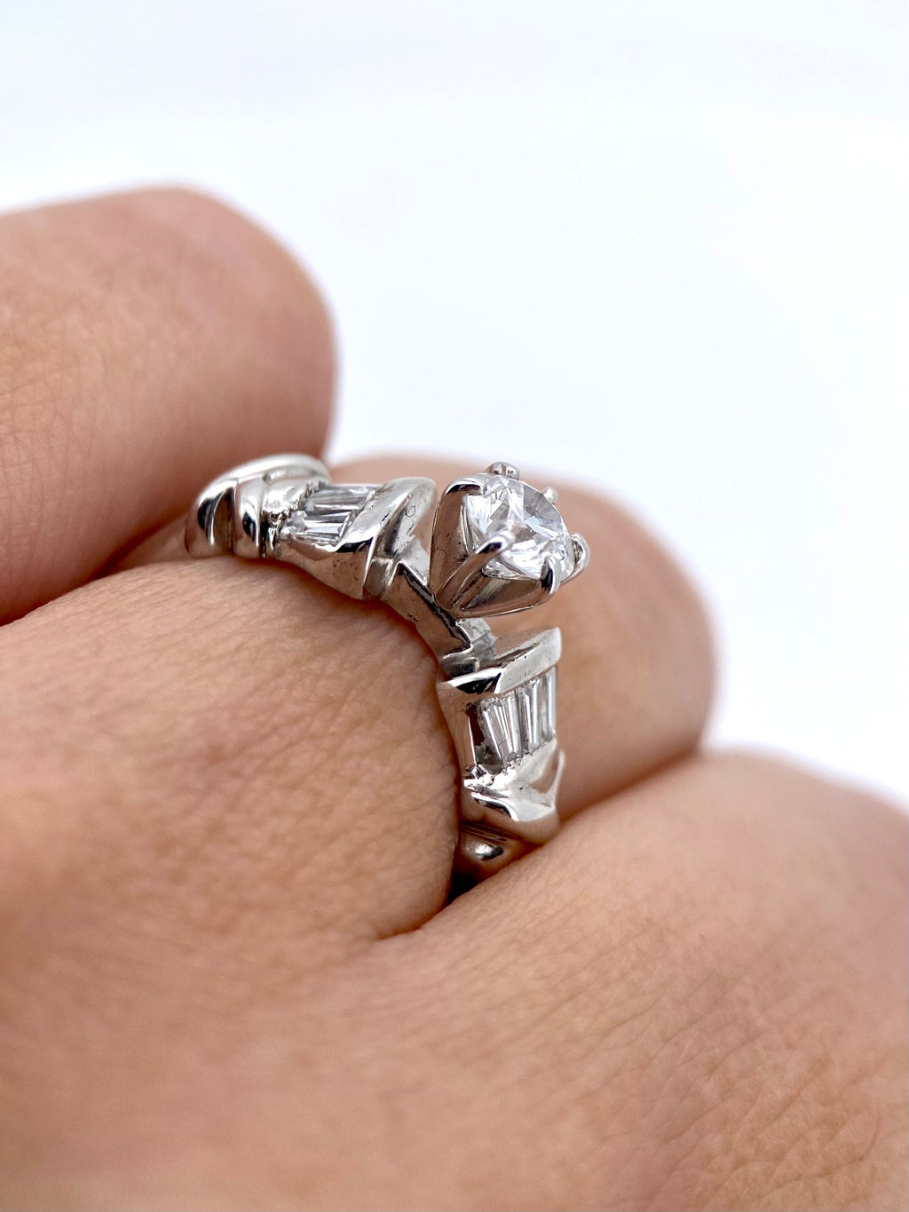 Oro Blanco 14k Redondo 0.50 Central + 0.24 Laterales de Diamantes Naturales                            Anillo Compromiso OF1672