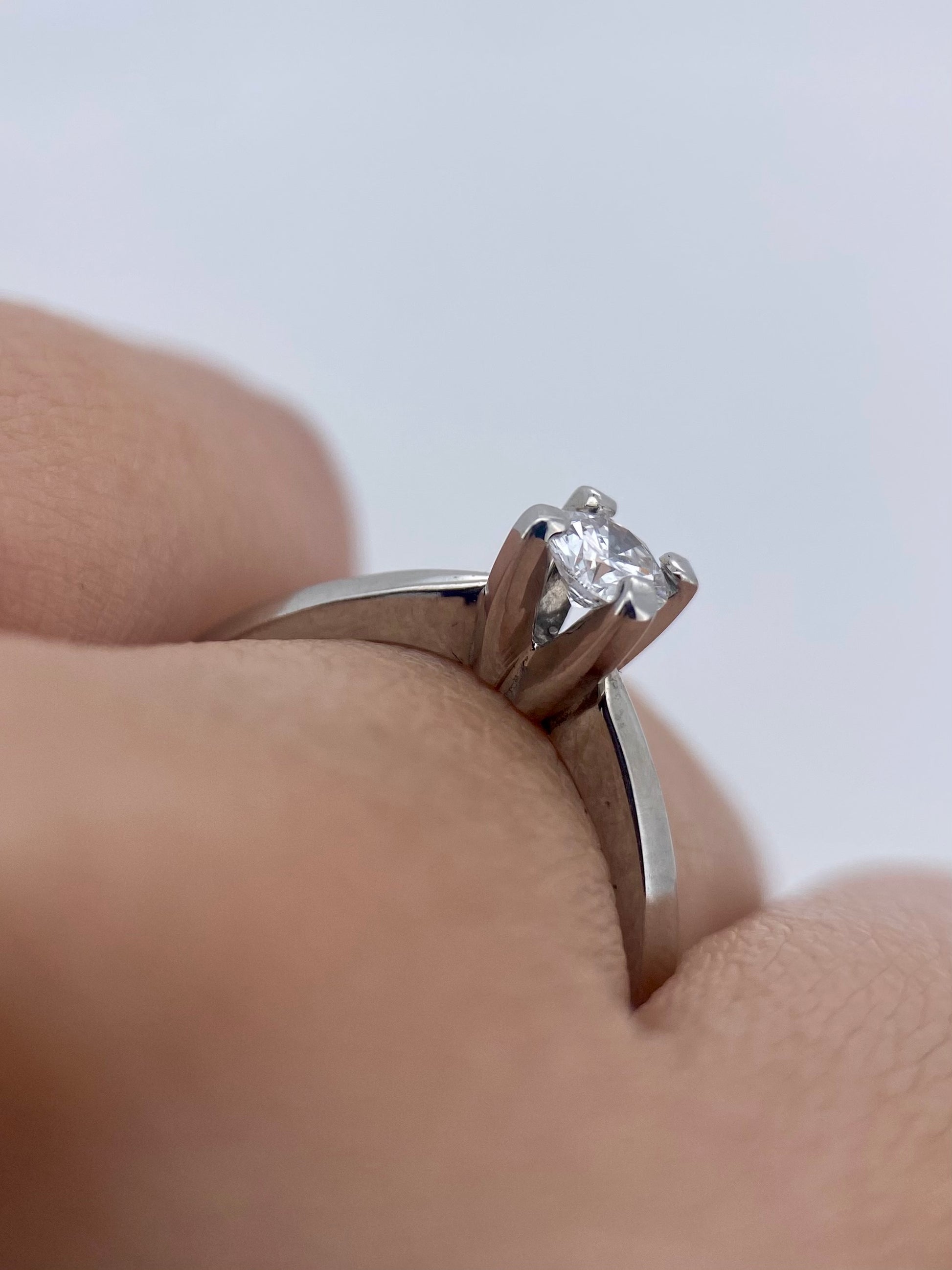 Oro Blanco 14k Redondo 0.20ct de Diamante Natural.                                                  Anillo Compromiso OF2183