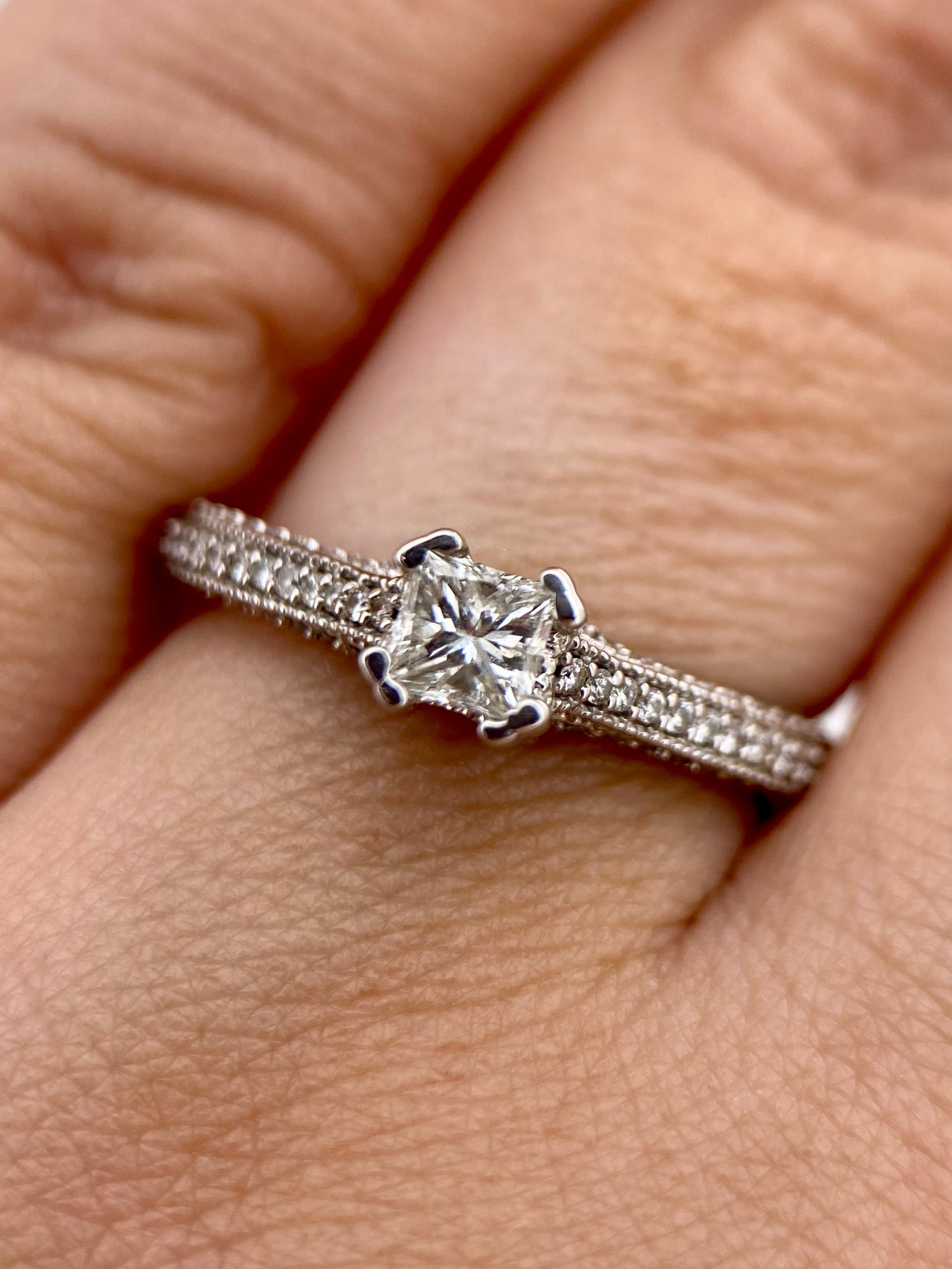 Oro Blanco 14k Princess 0.30ct + 0.35ct Laterales de Diamantes Naturales                            Anillo Compromiso OF2189