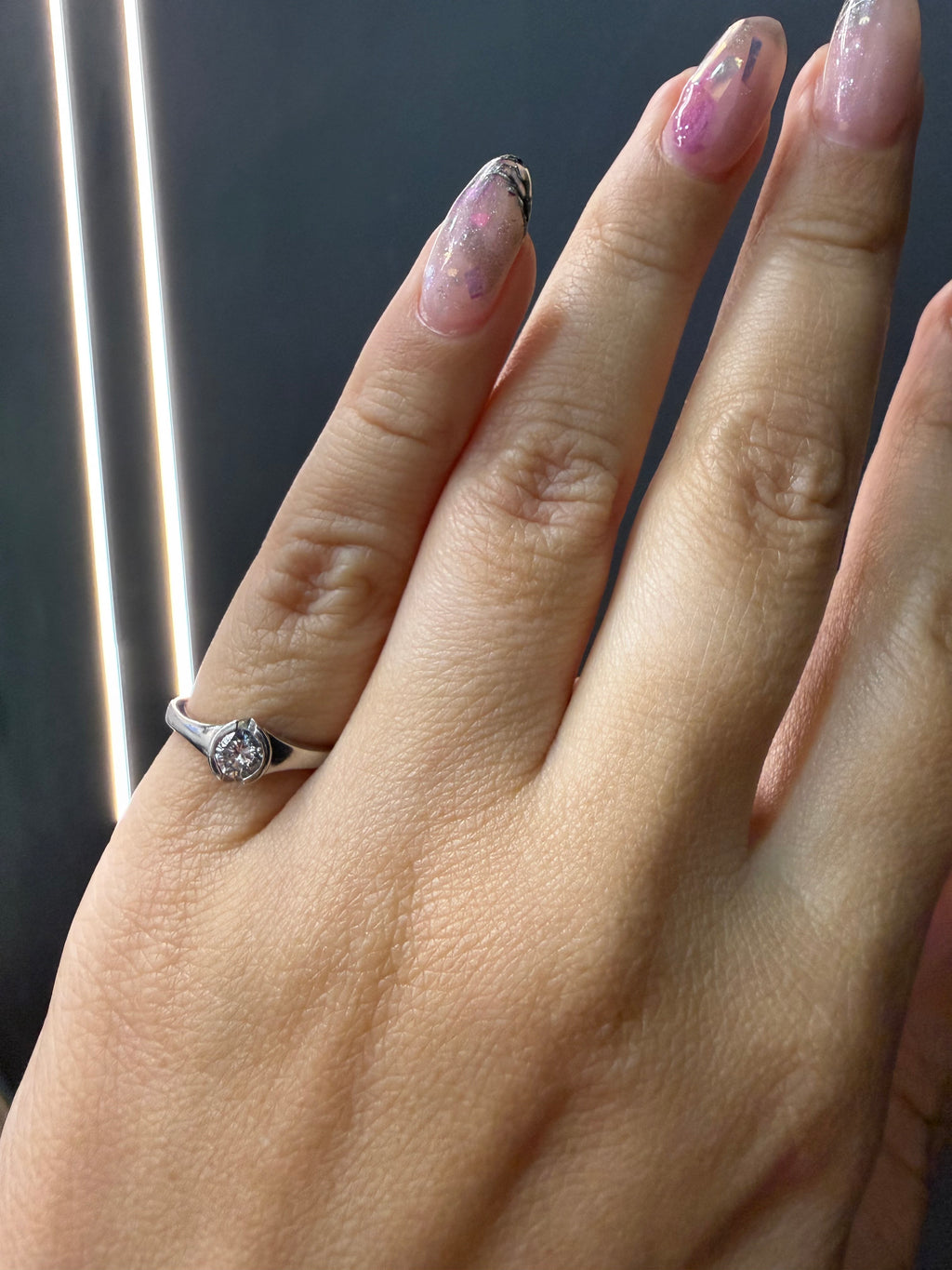 Oro Blanco 14k Redondo 0.22ct de Diamante Natural Biselado.                                                Anillo Compromiso OF1879