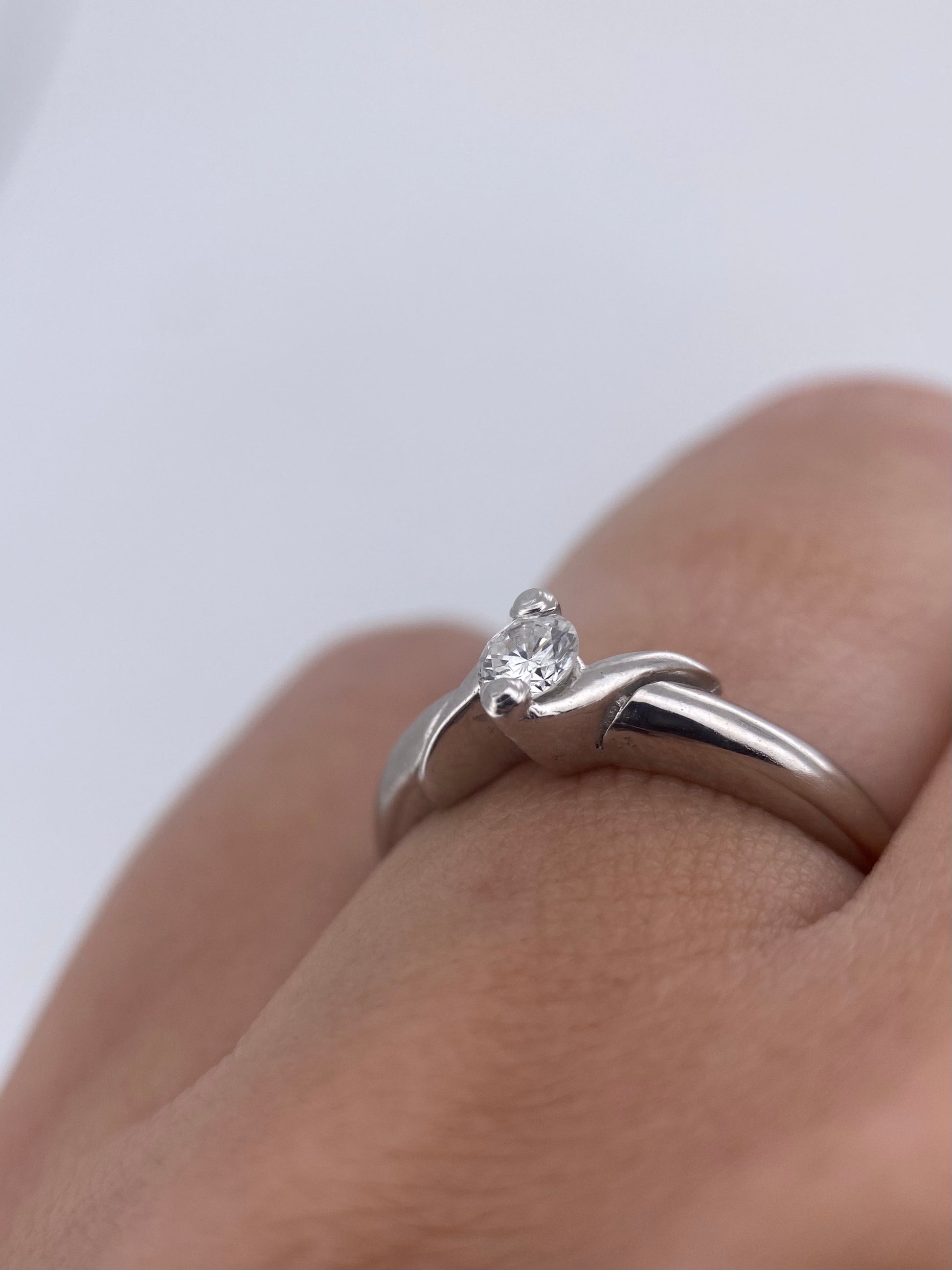 Oro Blanco 14k Redondo 0.16ct de Diamante Natural.                                                  Anillo Compromiso OF2118