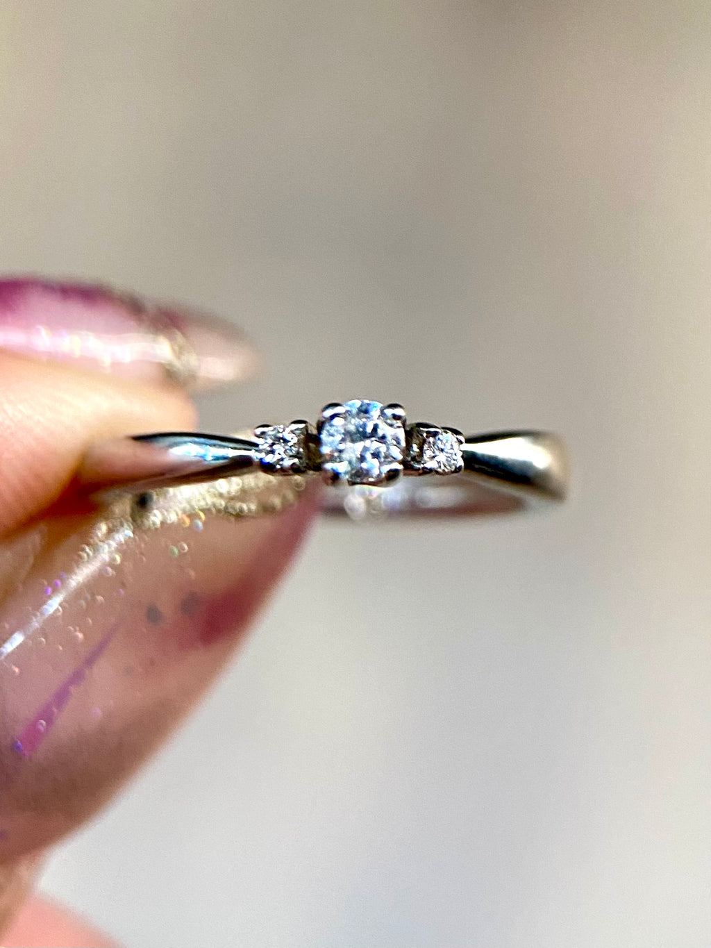 Oro Blanco 14k Redondo 0.09ct + 0.02ct de Diamante Natural.                                                  Anillo Compromiso OF1570