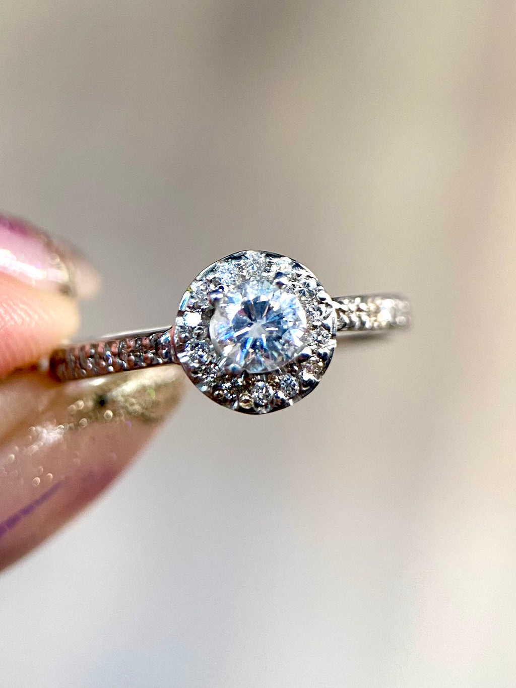 Oro Blanco 14k Redondo 0.31ct Central + 0.16 Laterales                               Anillo Compromiso OF1358