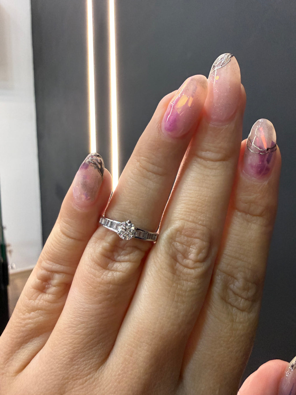 Oro Blanco 14k Redondo 0.32 Central + 0.15 Laterales de Diamantes Naturales                            Anillo Compromiso OF2117