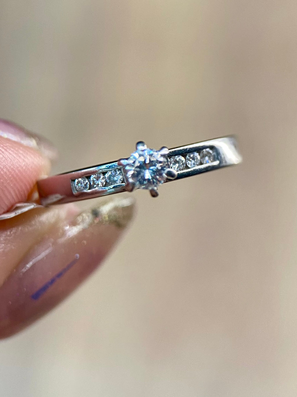 Oro Blanco 14k Redondo 0.18 Central + 0.09 Laterales de Diamantes Naturales                            Anillo Compromiso OF1875