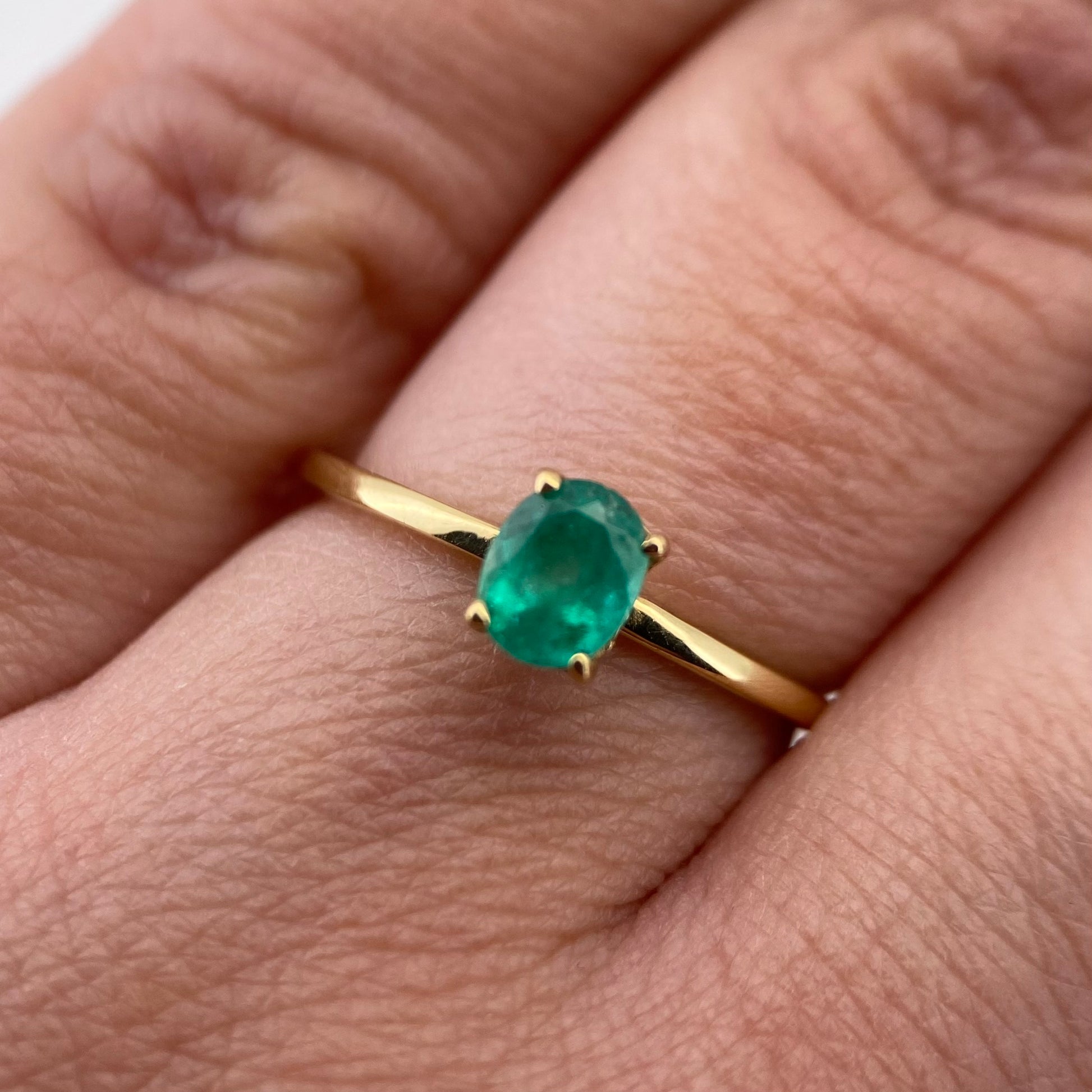 Oro Amarillo 14k Oval 0.45ct Central Esmeralda Natural + 0.05ct Laterales de Diamantes Naturales                            Anillo OF2320