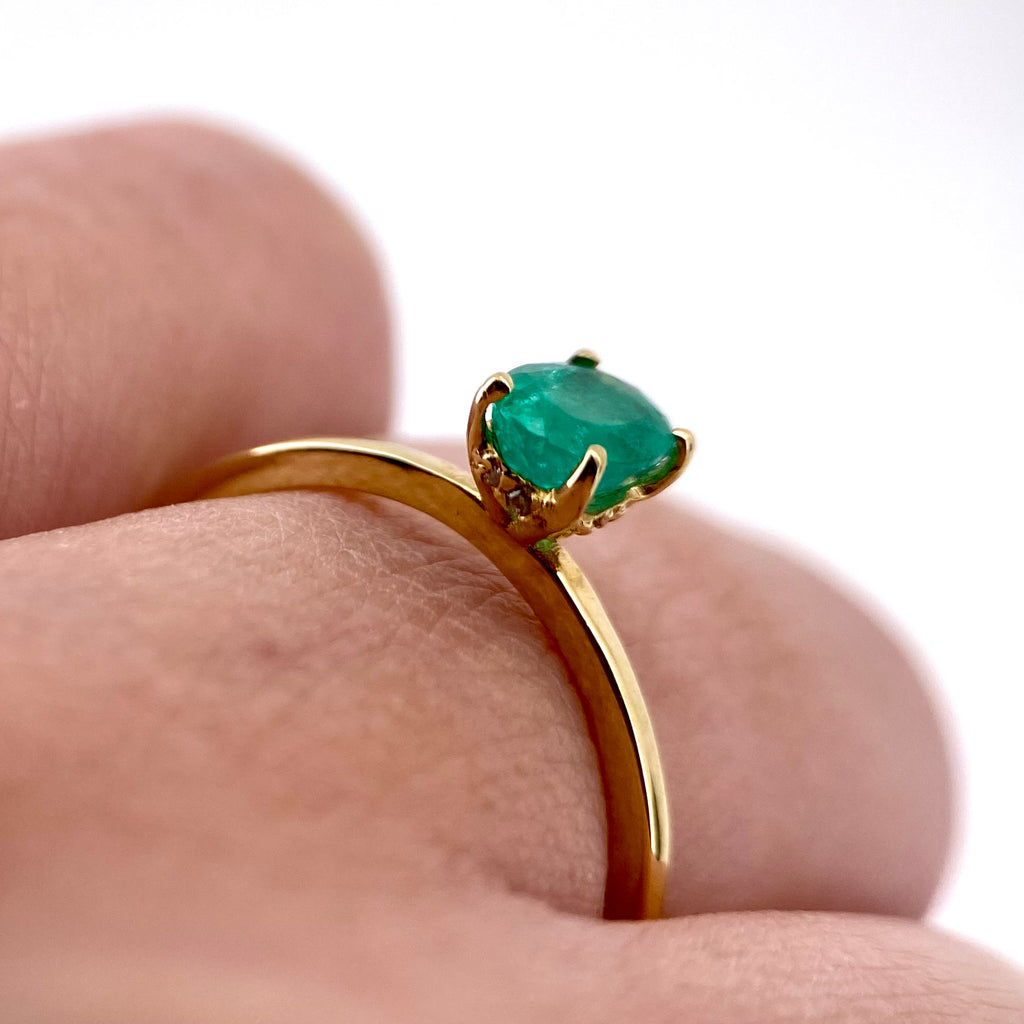 Oro Amarillo 14k Oval 0.45ct Central Esmeralda Natural + 0.05ct Laterales de Diamantes Naturales                            Anillo OF2320