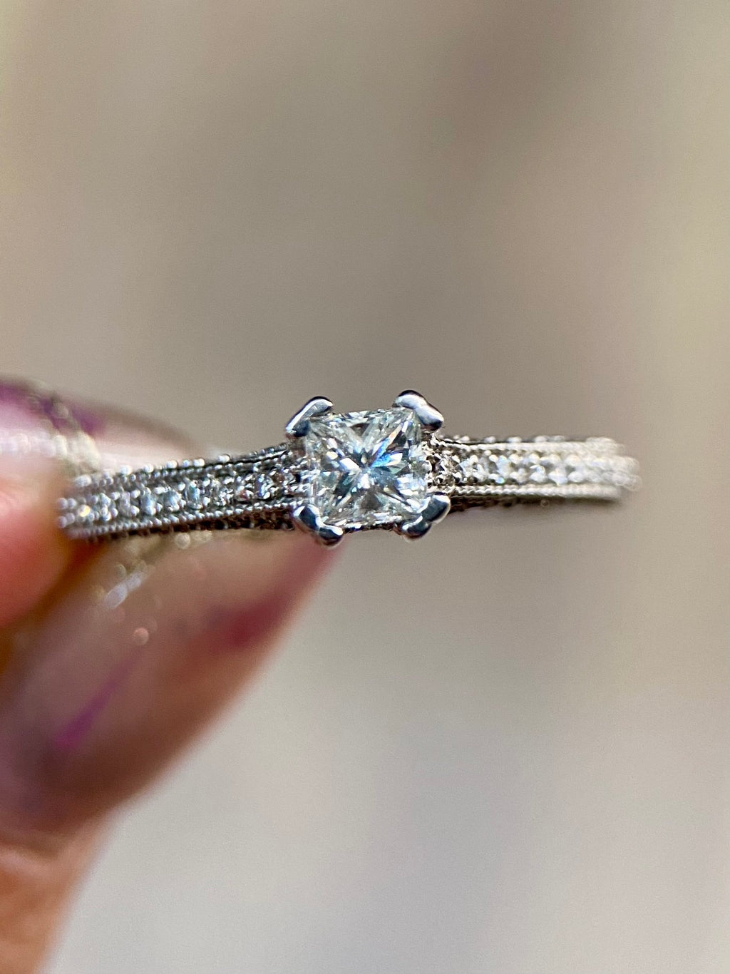 Oro Blanco 14k Princess 0.30ct + 0.35ct Laterales de Diamantes Naturales                            Anillo Compromiso OF2189