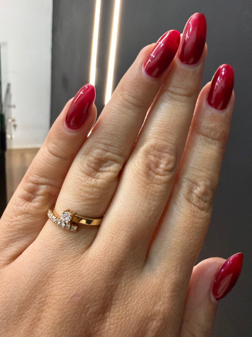 Oro Amarillo 14k Redondo 0.11 Central + 0.07 Laterales de Diamantes Naturales                            Anillo Compromiso OF1221