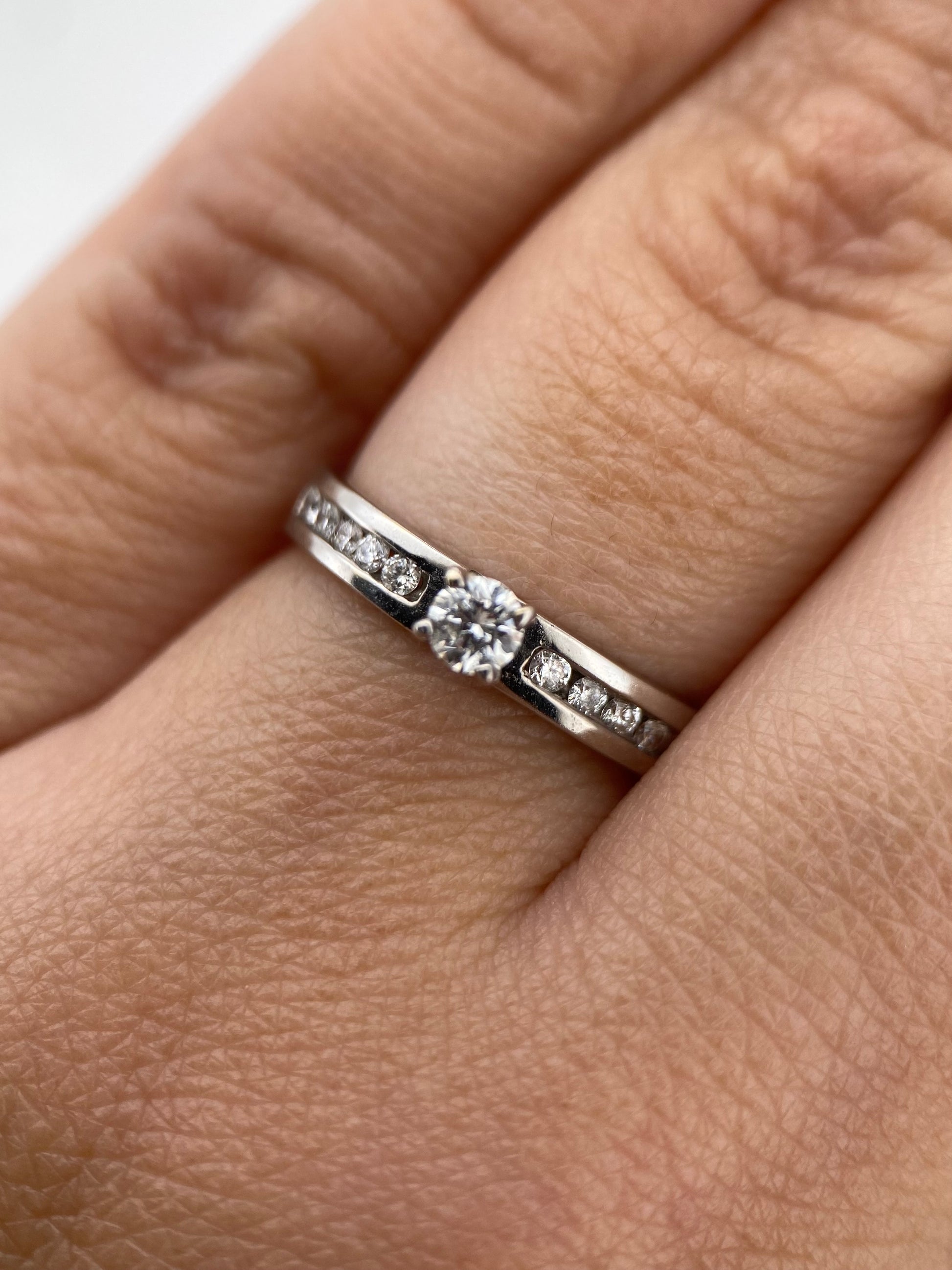 Oro Blanco 14k Redondo 0.16 Central + 0.13 Laterales de Diamantes Naturales                            Anillo Compromiso OF1768