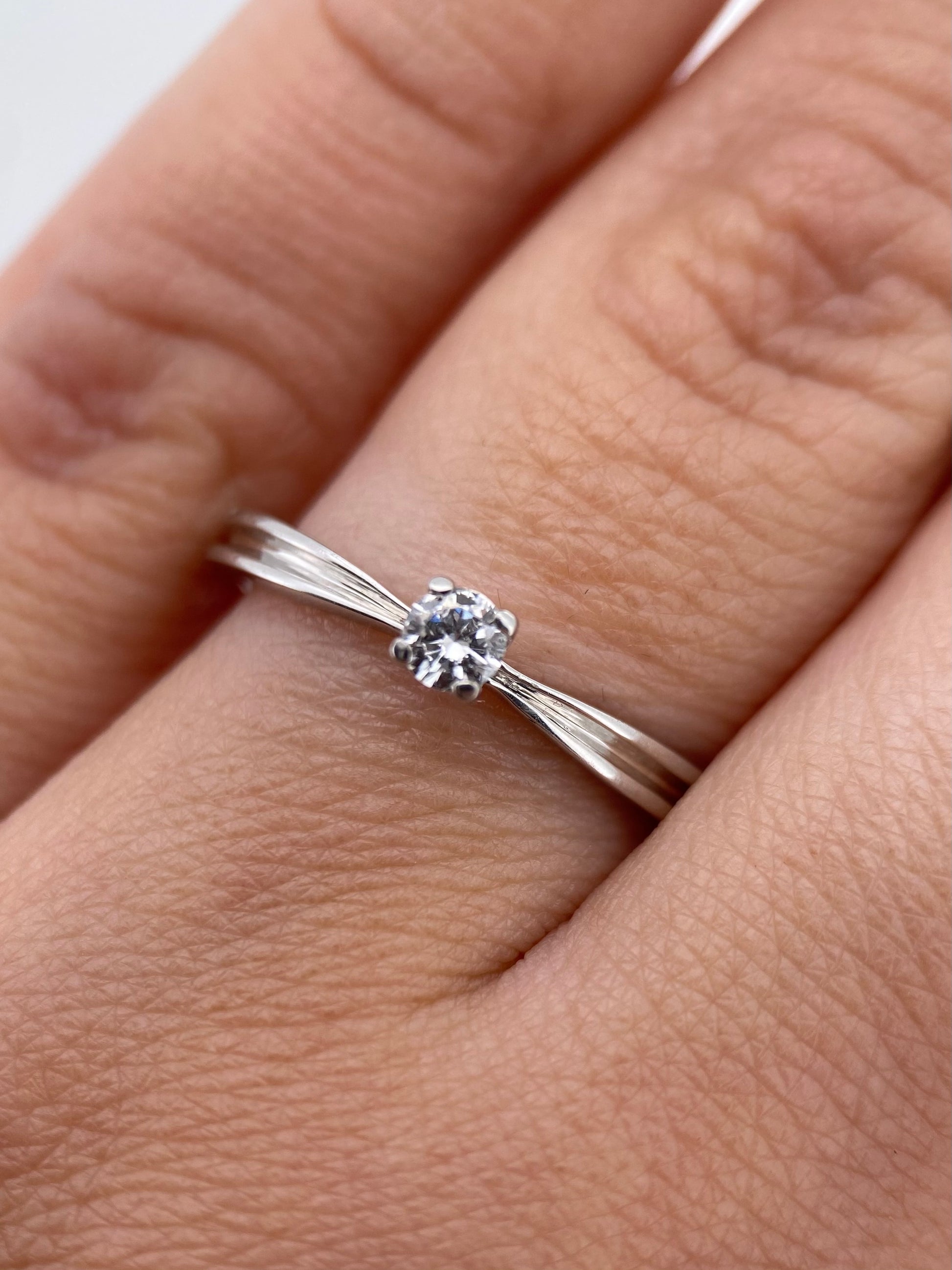 Oro Blanco 14k Redondo 0.13ct de Diamante Natural                                                  Anillo Compromiso OF1385