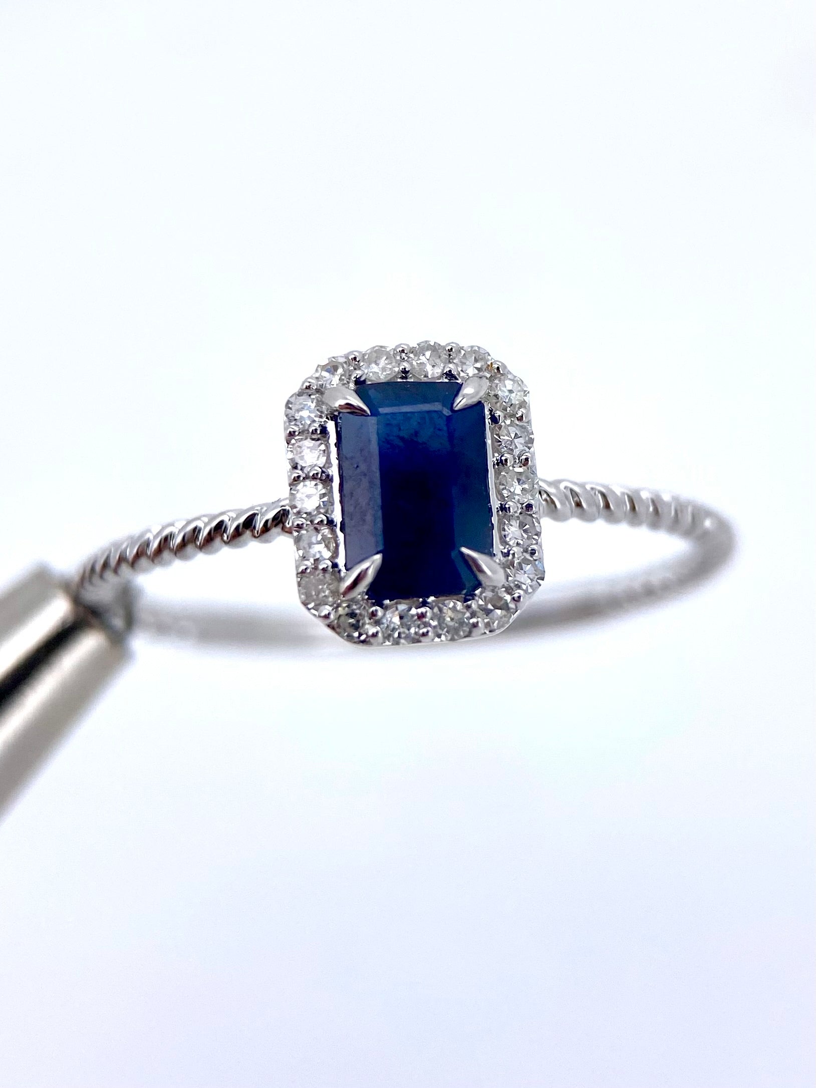 Oro Blanco 14k Zafiro corte Esmeralda 0.90ct de Zafiro Natural                  OF2374