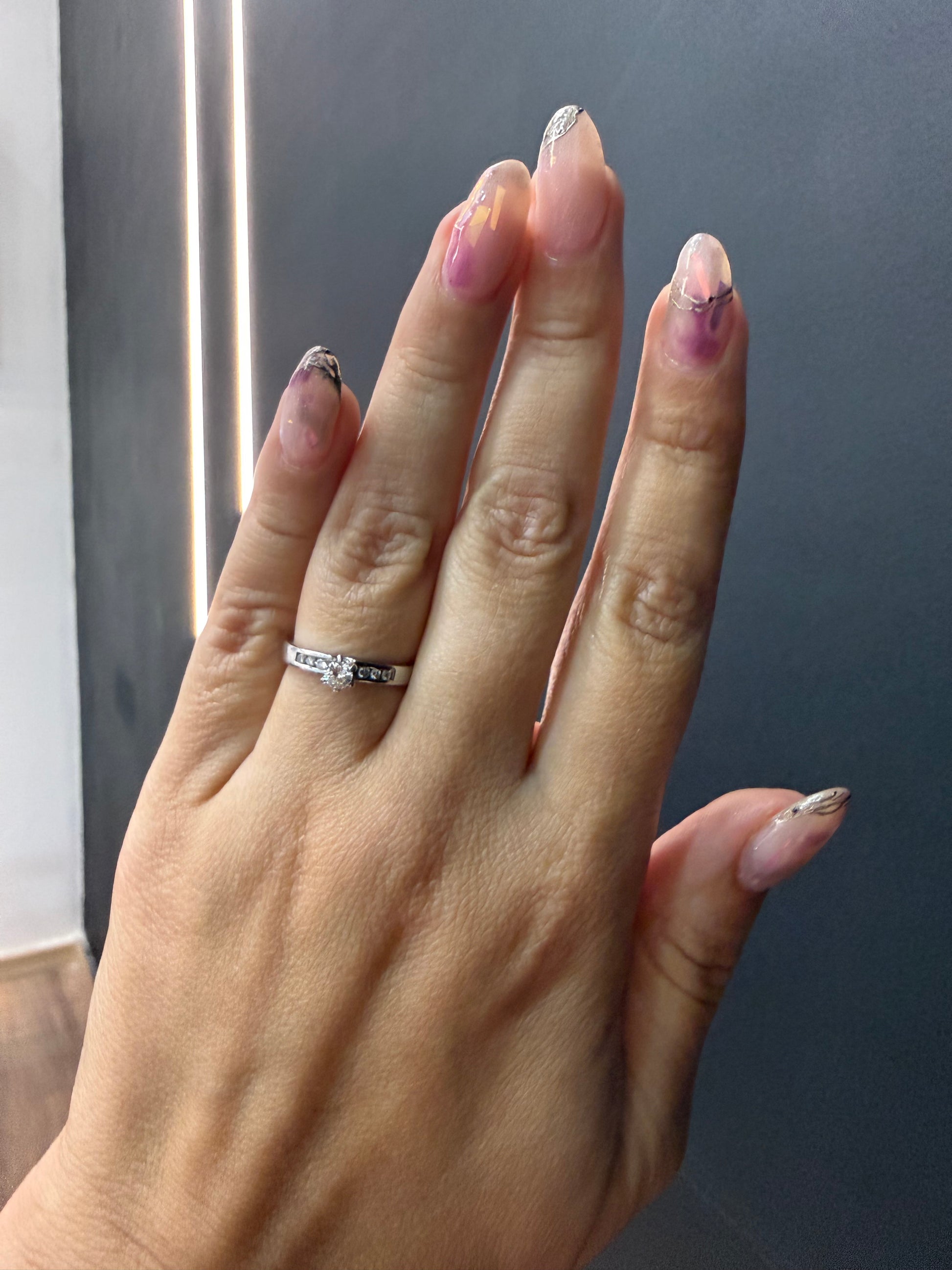 Oro Blanco 14k Redondo 0.18 Central + 0.09 Laterales de Diamantes Naturales                            Anillo Compromiso OF1875