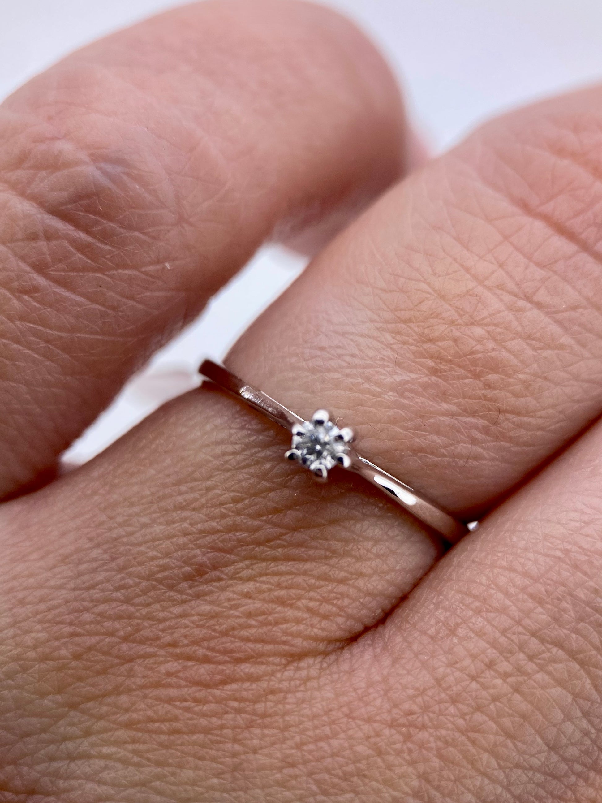Oro Blanco 14k Redondo 0.07ct de Diamante Natural                                                  Anillo Compromiso OF2332