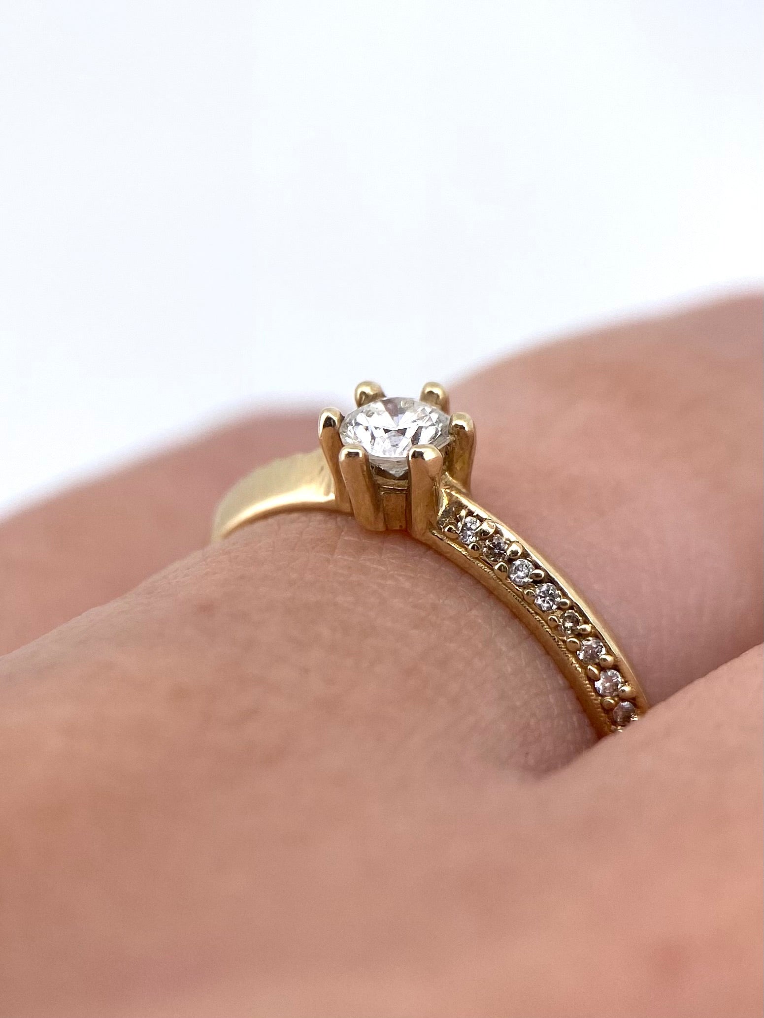 Oro Amarillo 14k Redondo 0.17 Central + 0.12 Laterales de Diamantes Naturales                            Anillo Compromiso OF1688