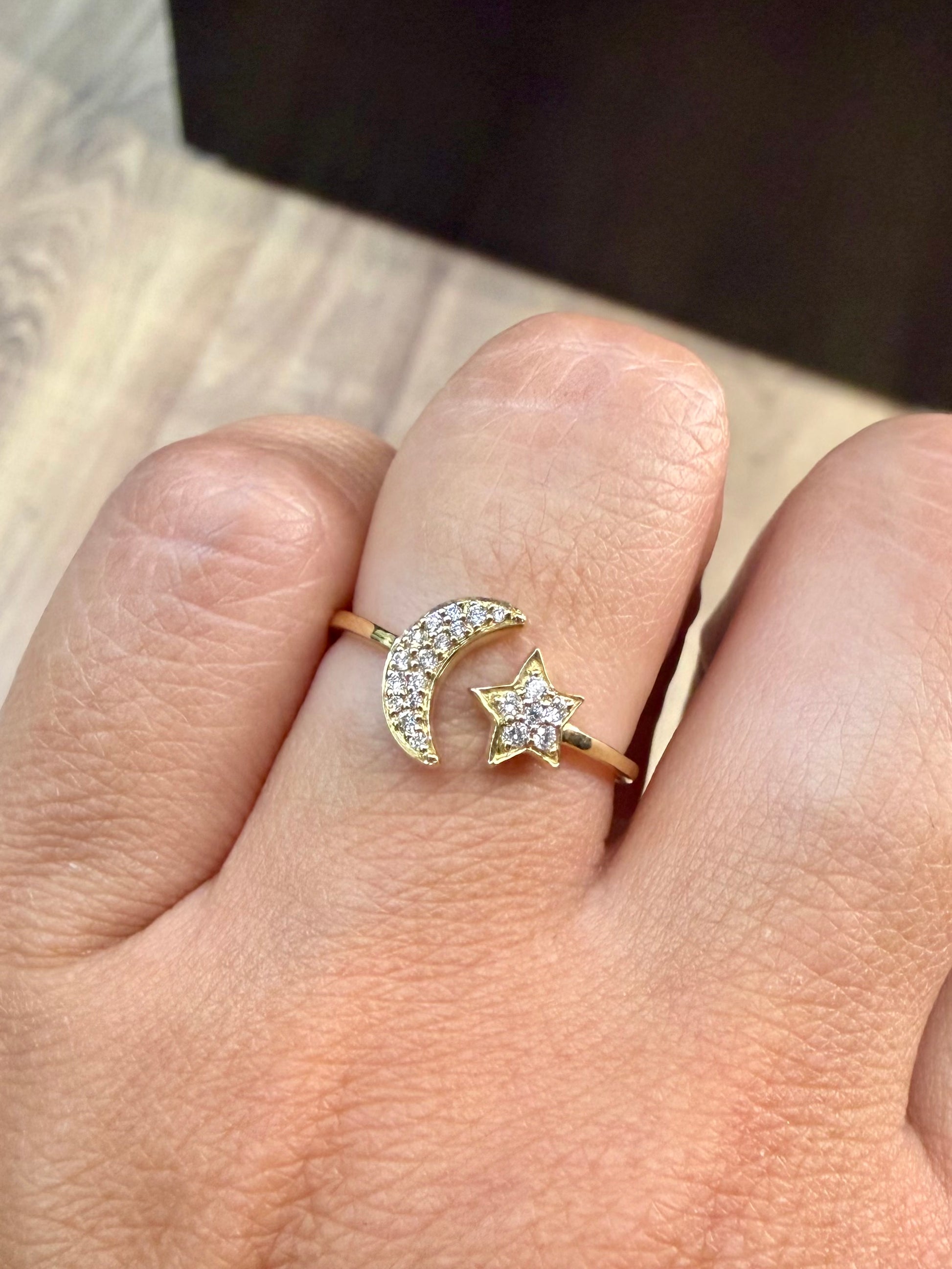 Churumbela Luna y Estrella 0.15ct Oro 14k Amarillo.            OF2350
