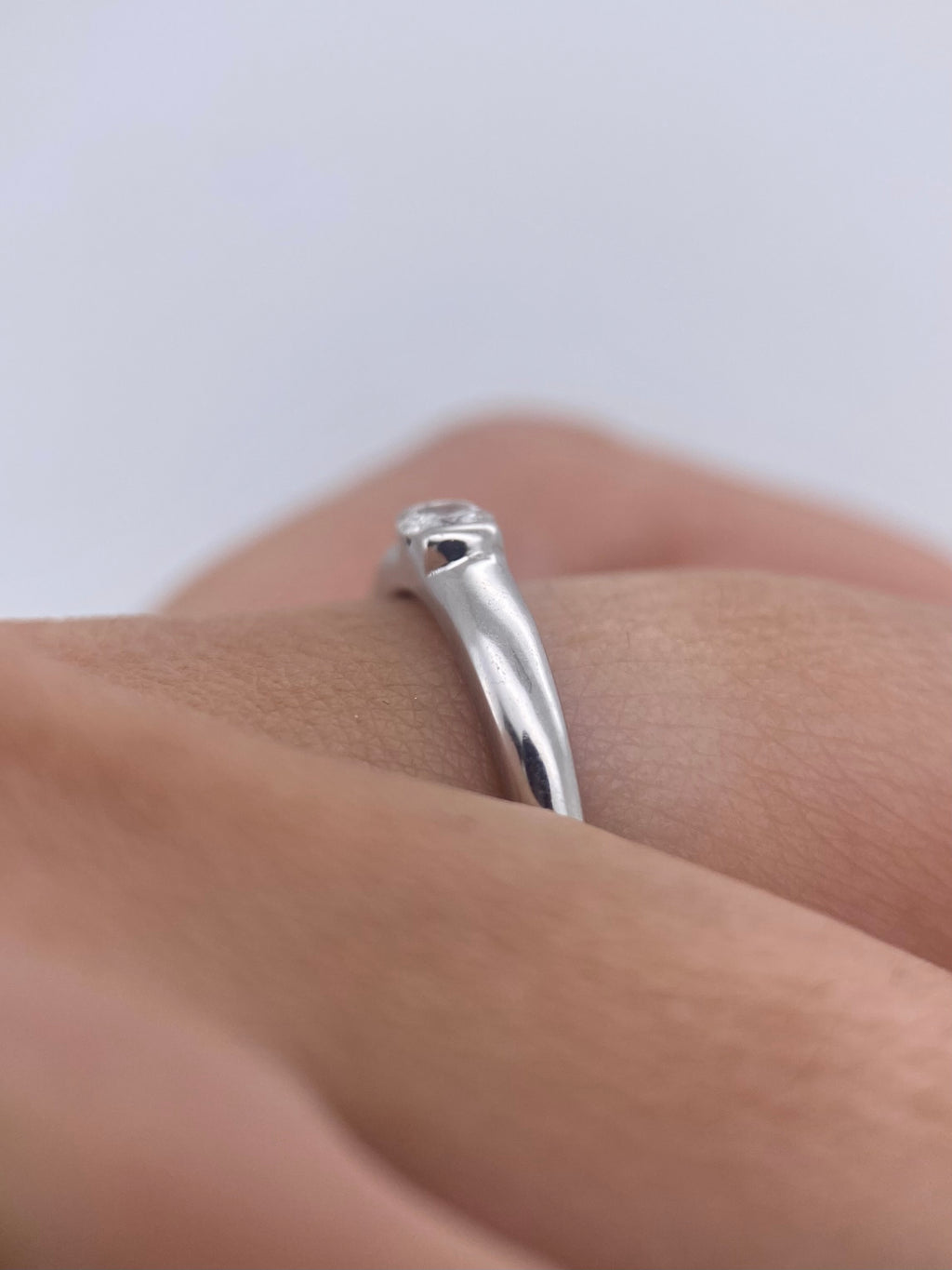 Oro Blanco 14k Redondo 0.14ct de Diamante Natural Biselado.                                                Anillo Compromiso OF1729