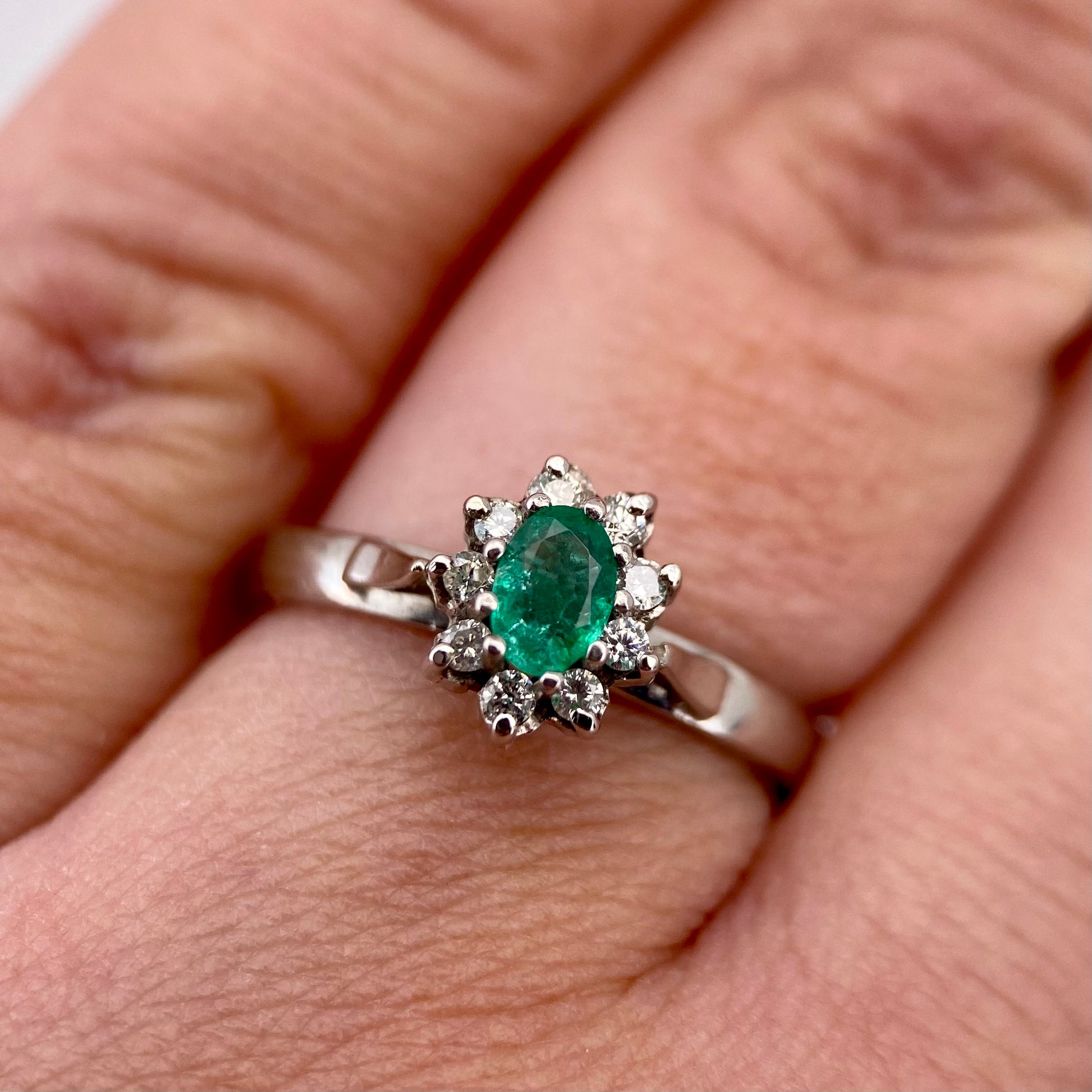 Oro Blanco 14k Oval 0.35ct Central Esmeralda Natural + 0.10ct Laterales de Diamantes Naturales                            Anillo OF2321