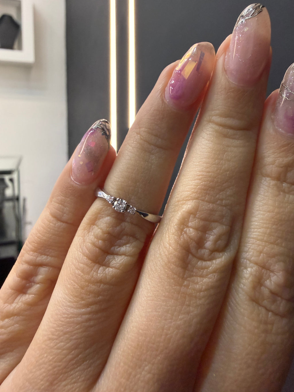 Oro Blanco 14k Redondo 0.09ct + 0.02ct de Diamante Natural.                                                  Anillo Compromiso OF1570