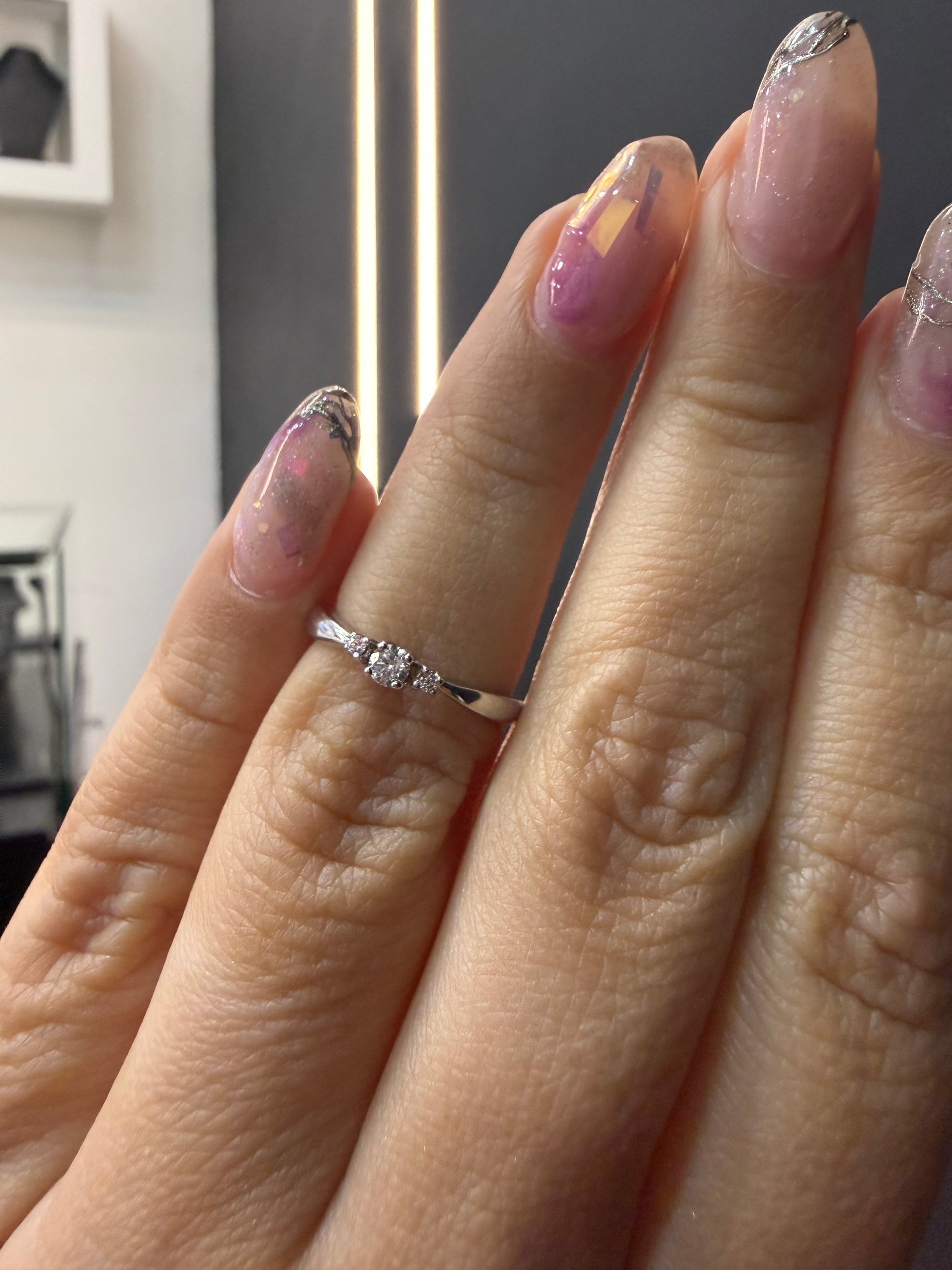 Oro Blanco 14k Redondo 0.09ct + 0.02ct de Diamante Natural.                                                  Anillo Compromiso OF1570