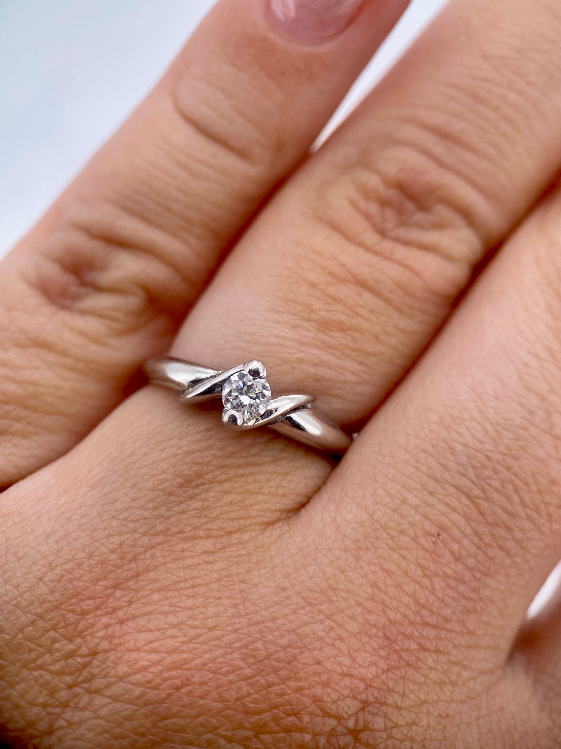 Oro Blanco 14k Redondo 0.16ct de Diamante Natural.                                                  Anillo Compromiso OF2118