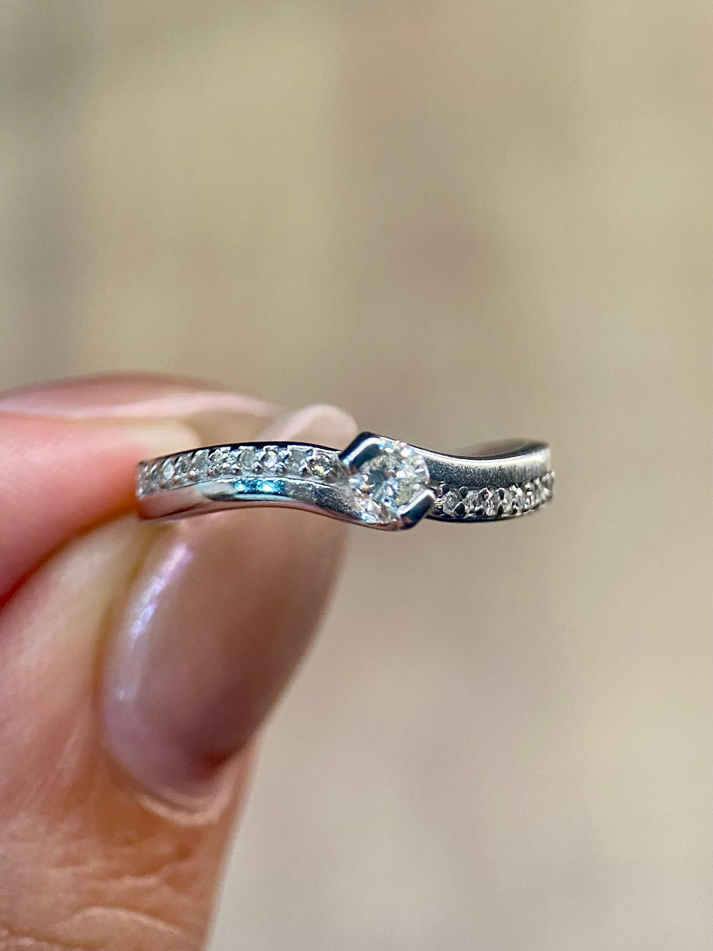 Oro Blanco 14k Redondo 0.20ct Central + 0.14 Laterales de Diamantes Naturales                            Anillo Compromiso OF1883