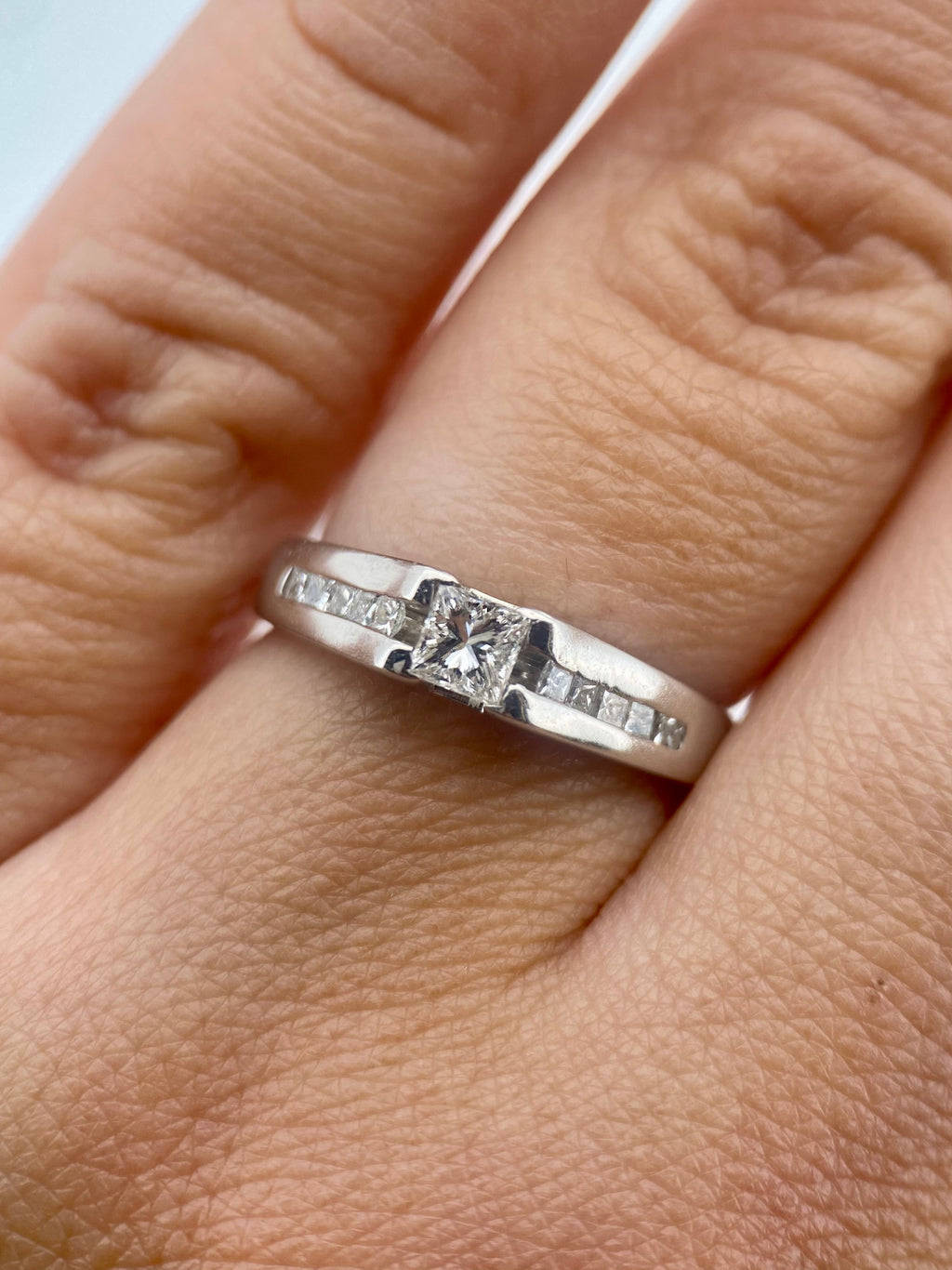 Oro Blanco 14k Princess 0.31ct Central + 0.15Laterales de Diamantes Naturales                            Anillo Compromiso OF2005