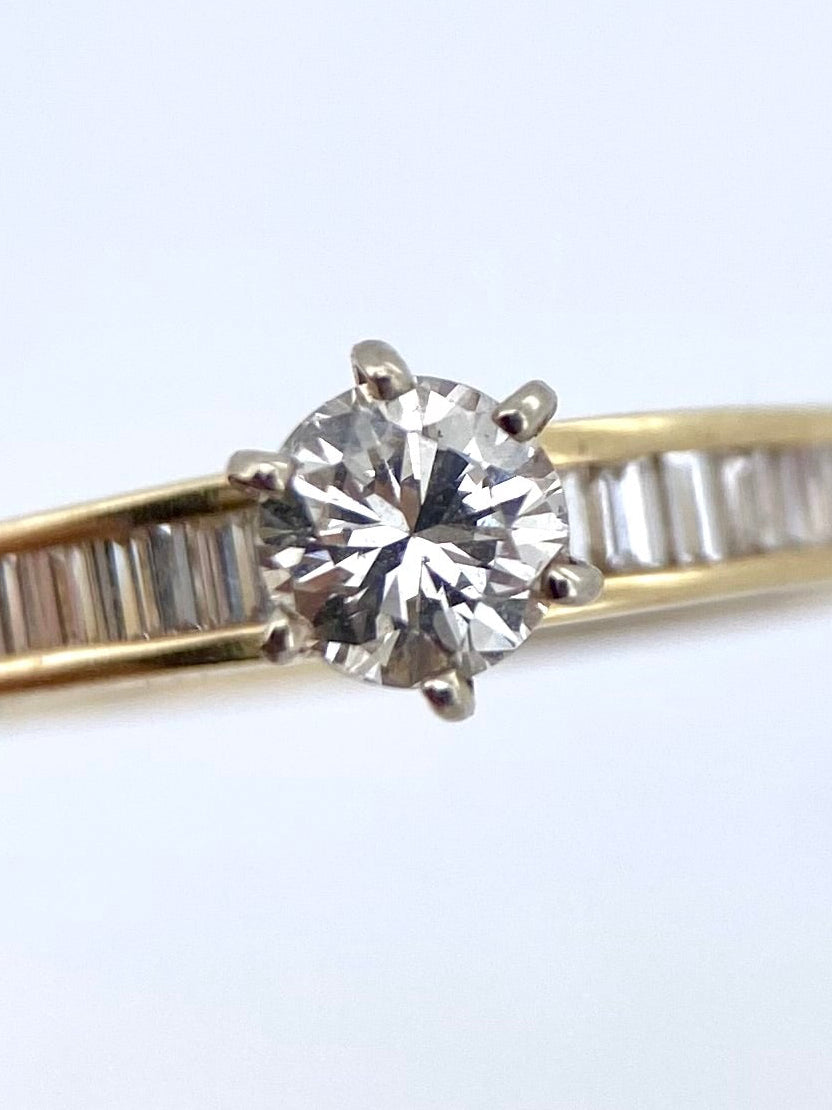 Oro Amarillo 14k Redondo 0.50 Central + 0.38 Laterales de Diamantes Naturales                            Anillo Compromiso OF1520